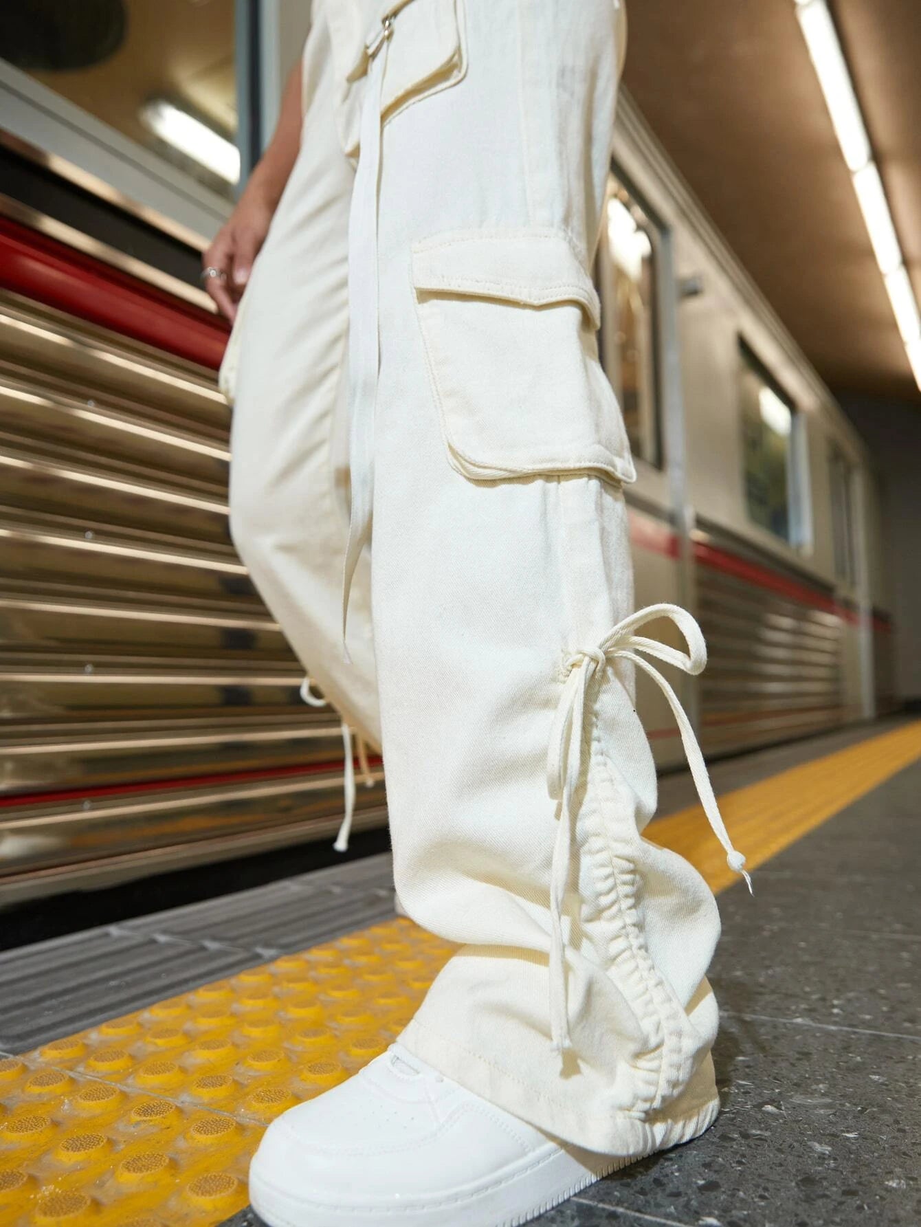 Casual Solid Flap Pocket Side Cargo Pants – model wearing view