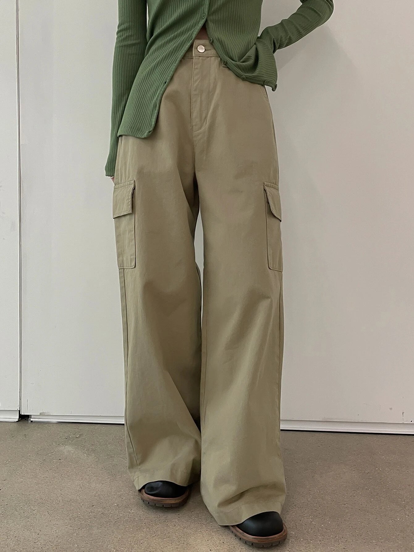 Loose Wide Zipper Cargo Pants – pocket detail close-up