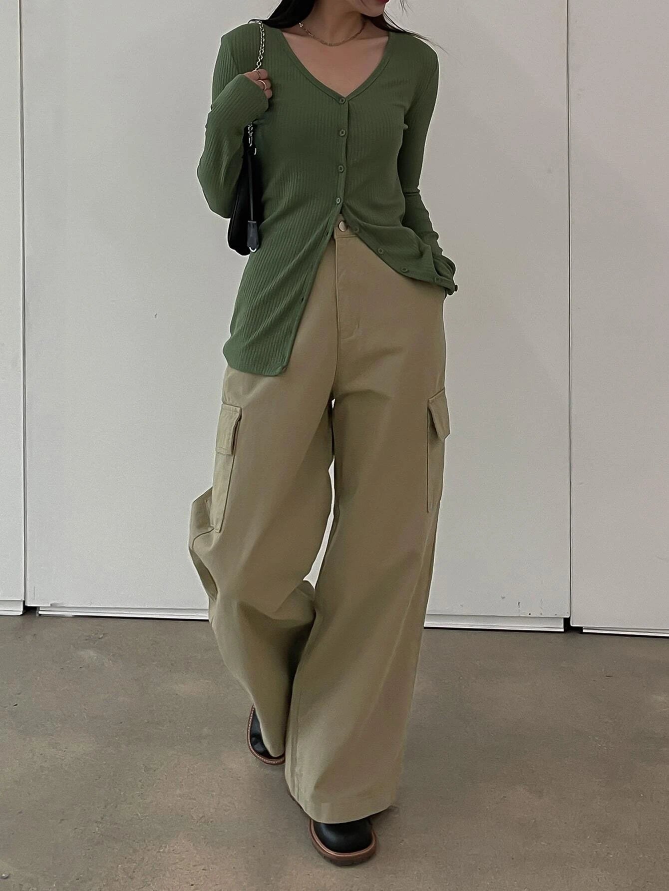 Loose Wide Zipper Cargo Pants – waistband detail