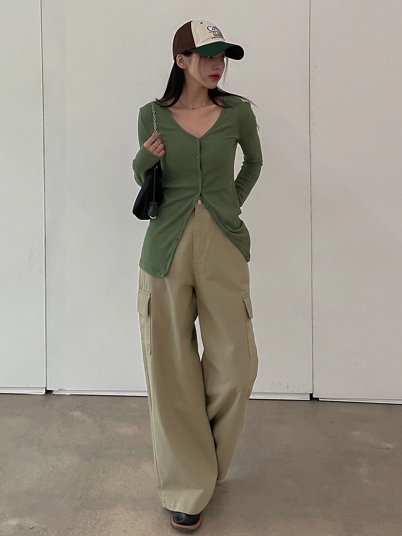 Loose Wide Zipper Cargo Pants – full length outfit view