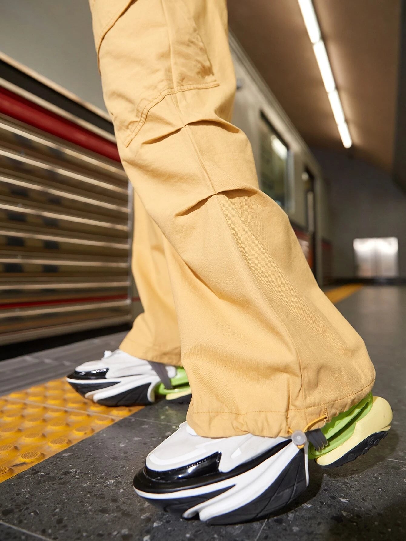 Plain Flap Pocket Cargo Pants Style 1 – pocket detail close-up