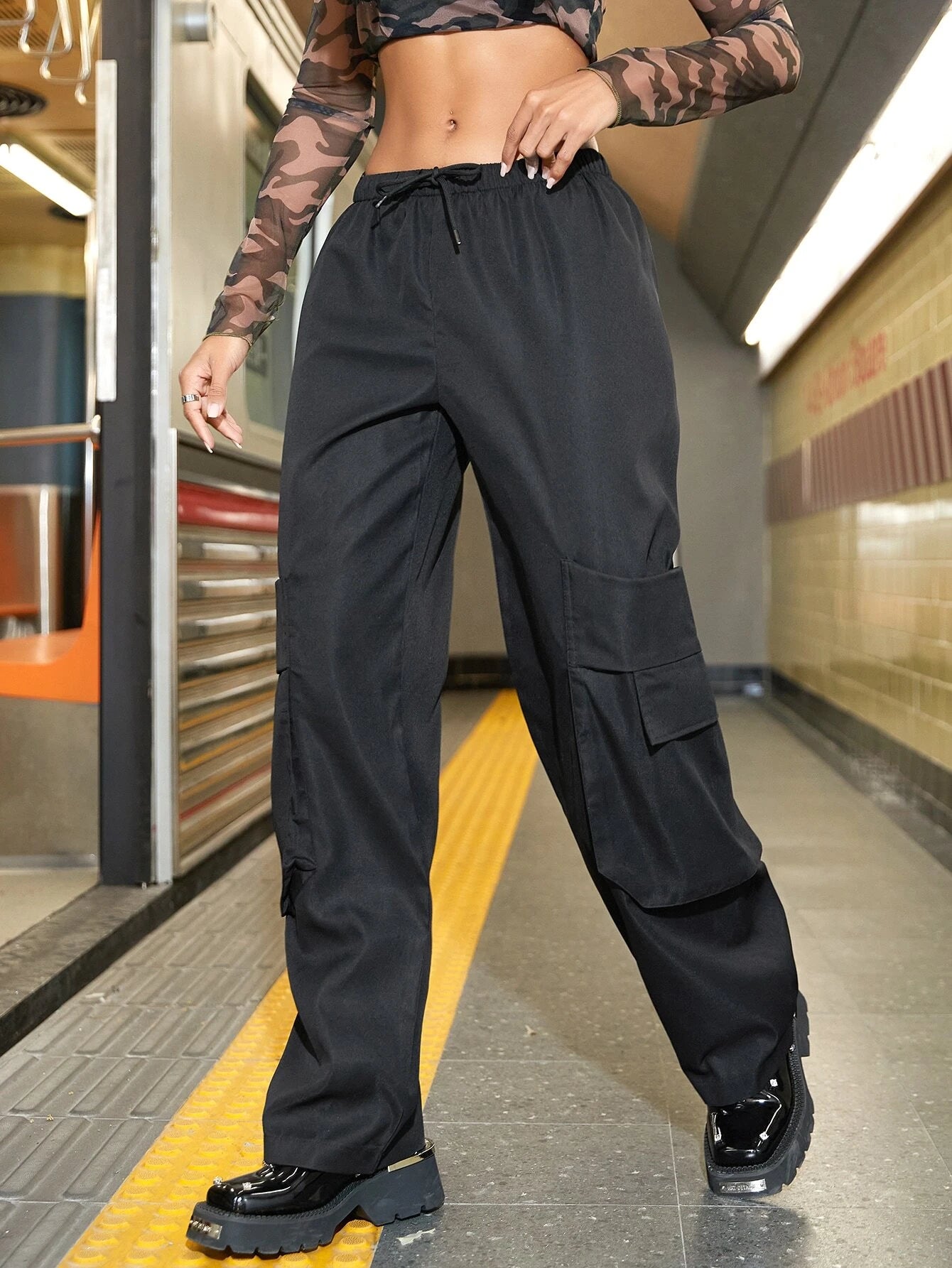 Big Flap Pockets Cargo Pants – back view detail