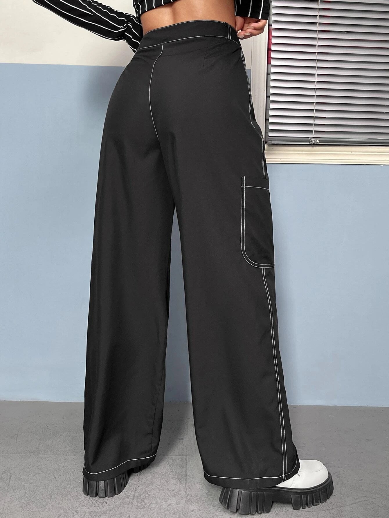 Top-Stitch High Waist Pants – pocket detail close-up