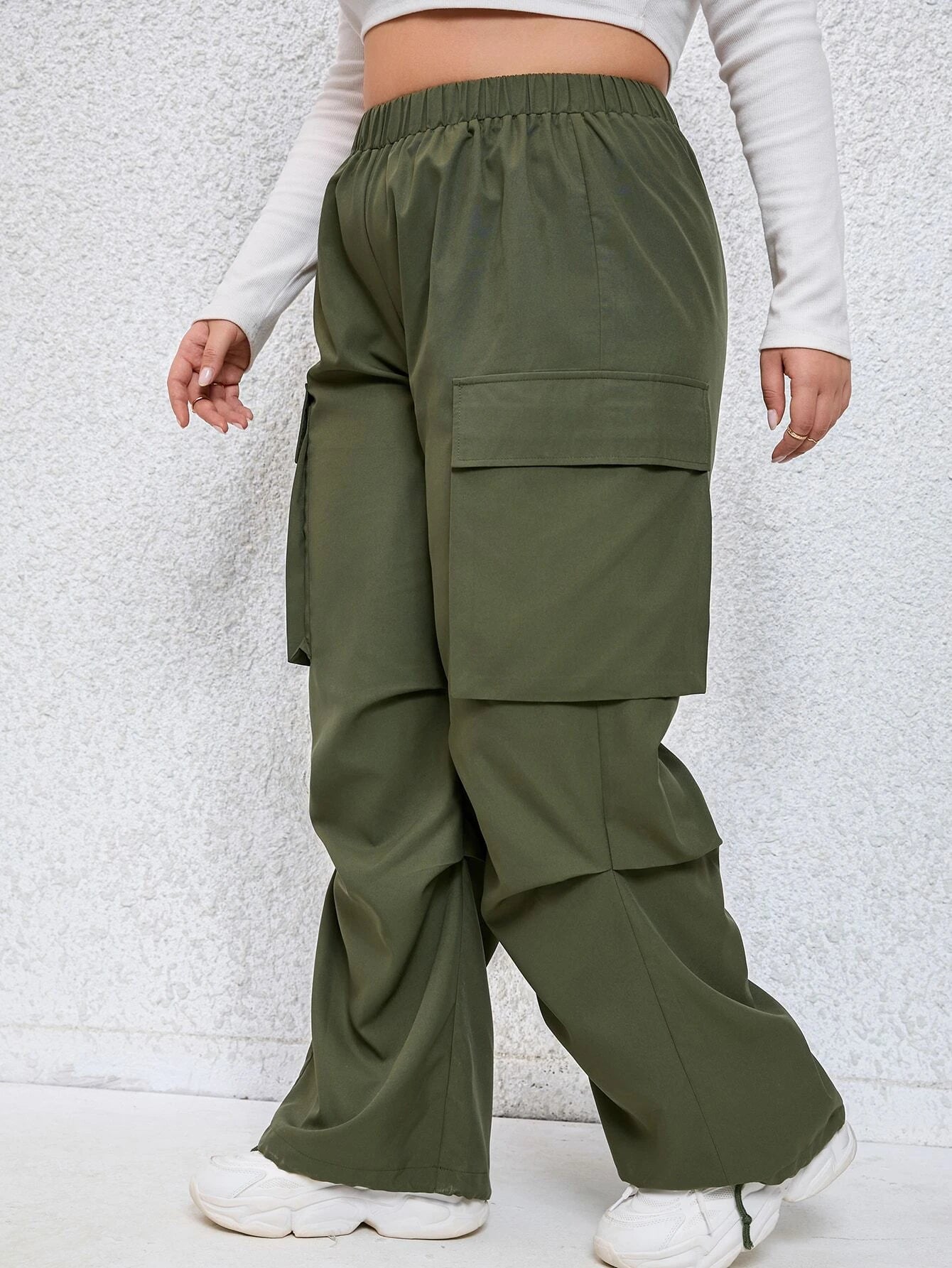 Outdoor Flap Pocket Side Cargo Trousers in Green – waistband detail