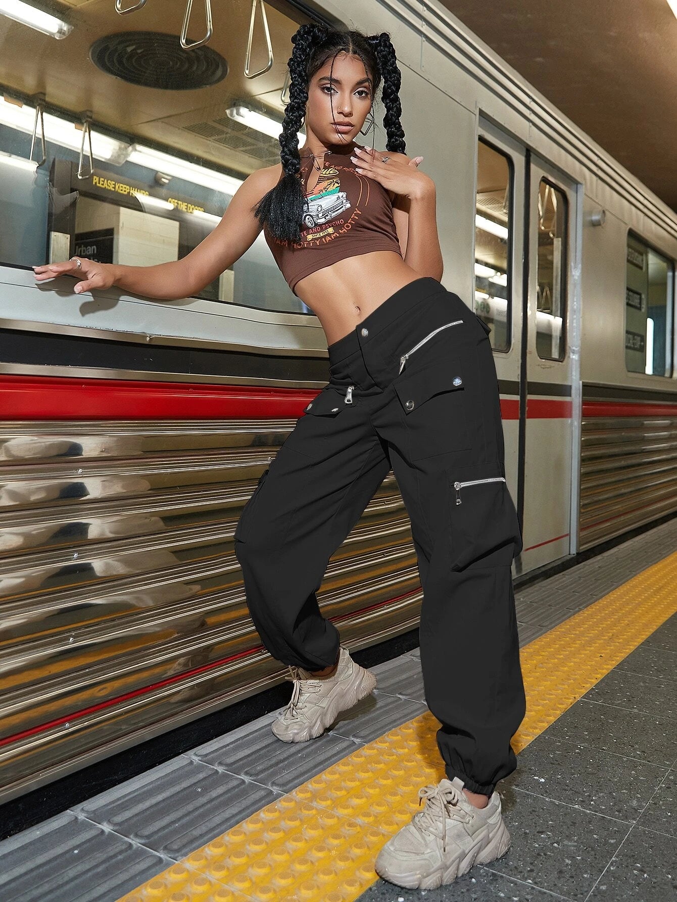 Street Flap Pocket Cargo Pants in Black – waistband detail