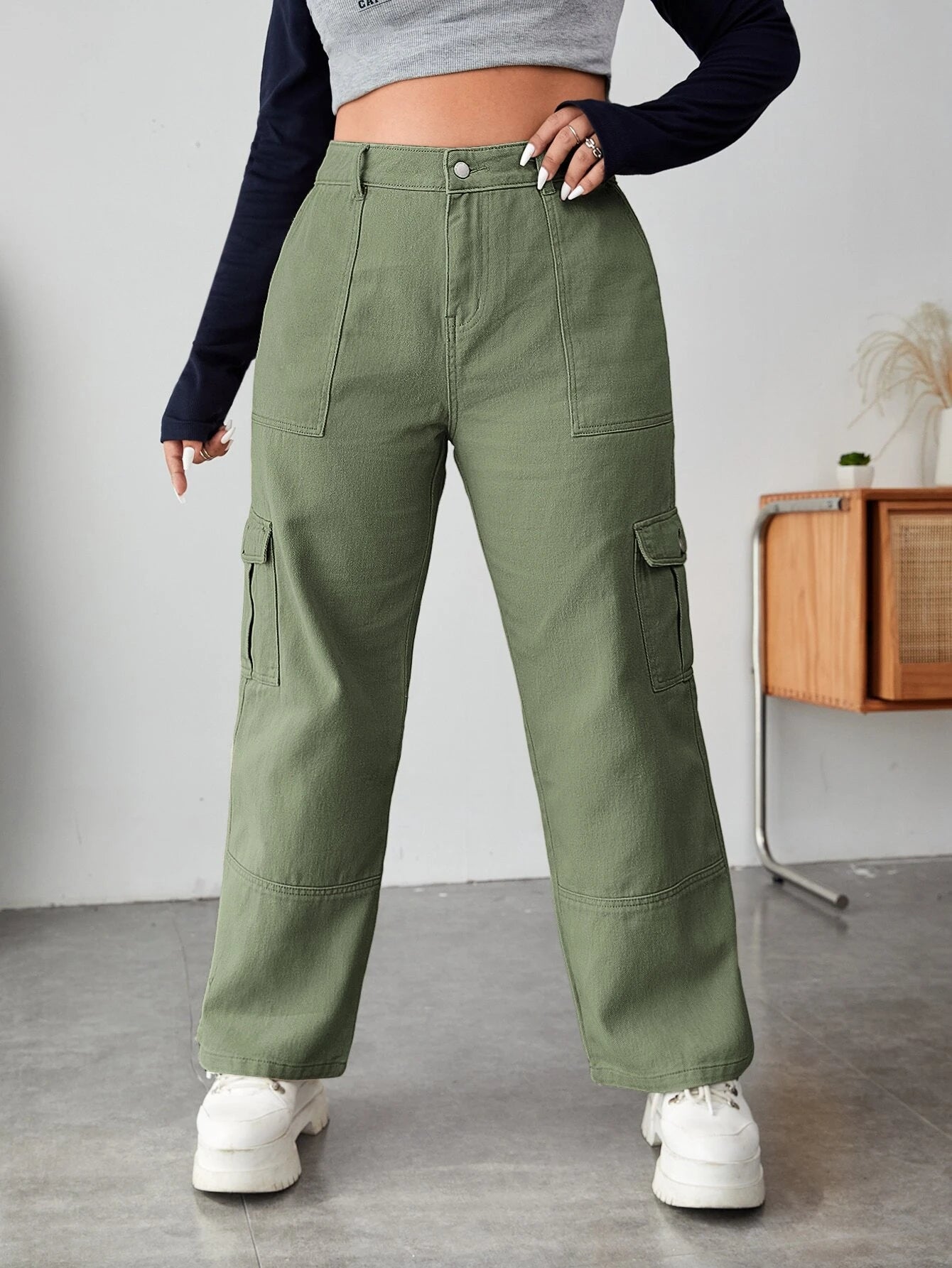 Long Pocket Side Cargo Jeans – pocket detail close-up