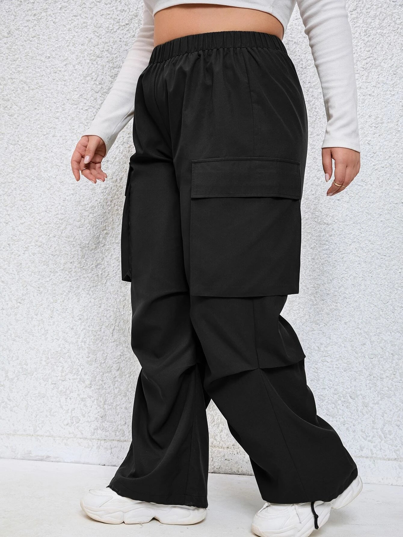Outdoor Flap Pocket Side Cargo Trousers in Green – fit and style view