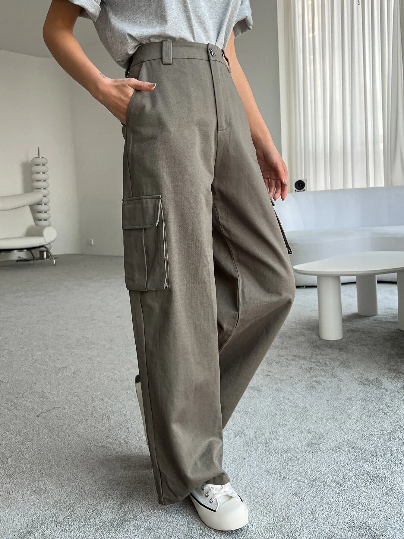 Loose Flap Pocket Cargo Pants – side profile view