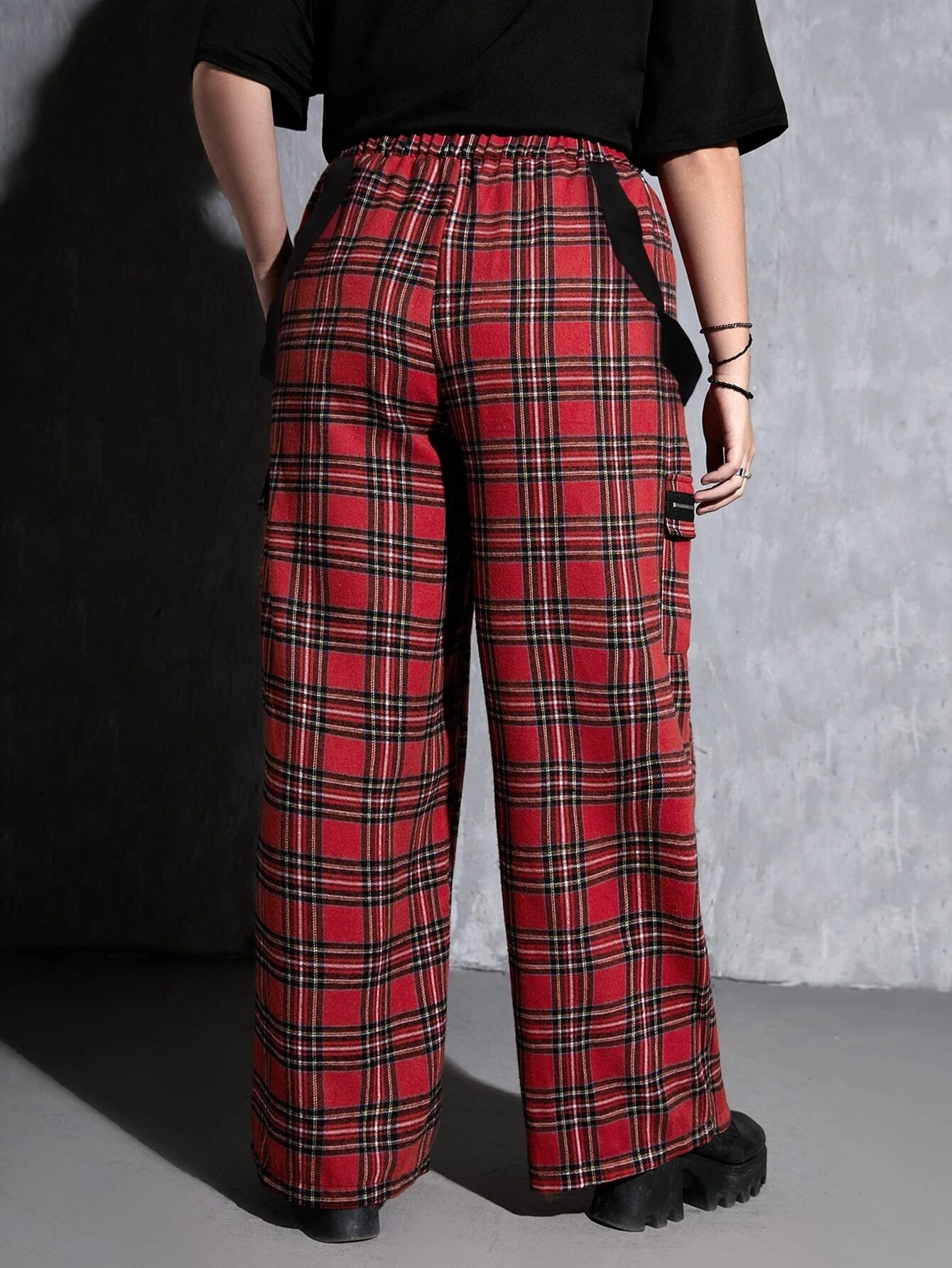 Tartan Print Cargo Pants With Flap Pocket – waistband detail