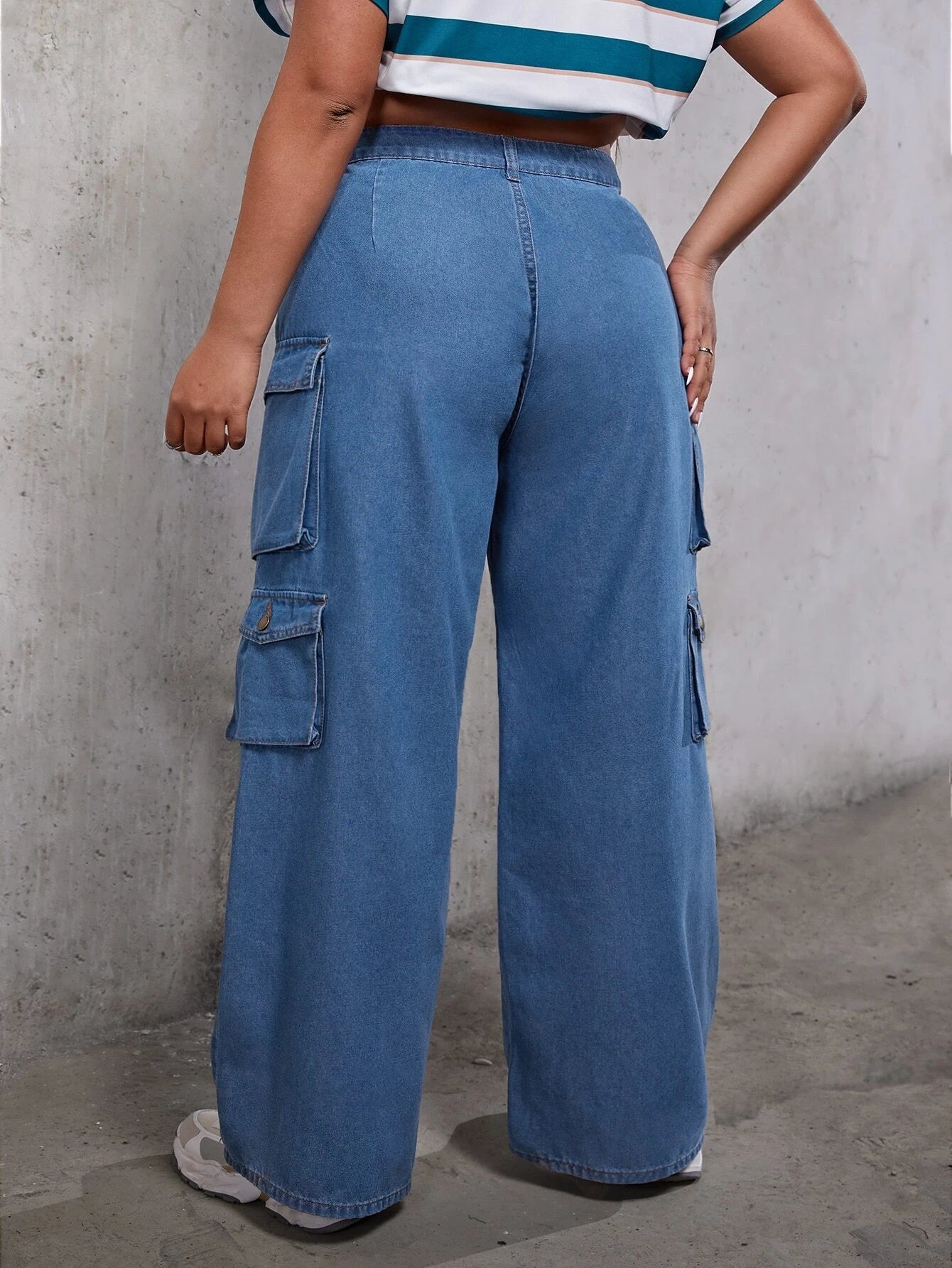 Flap Pocket Loose Cargo Jeans Style 1 – side profile view