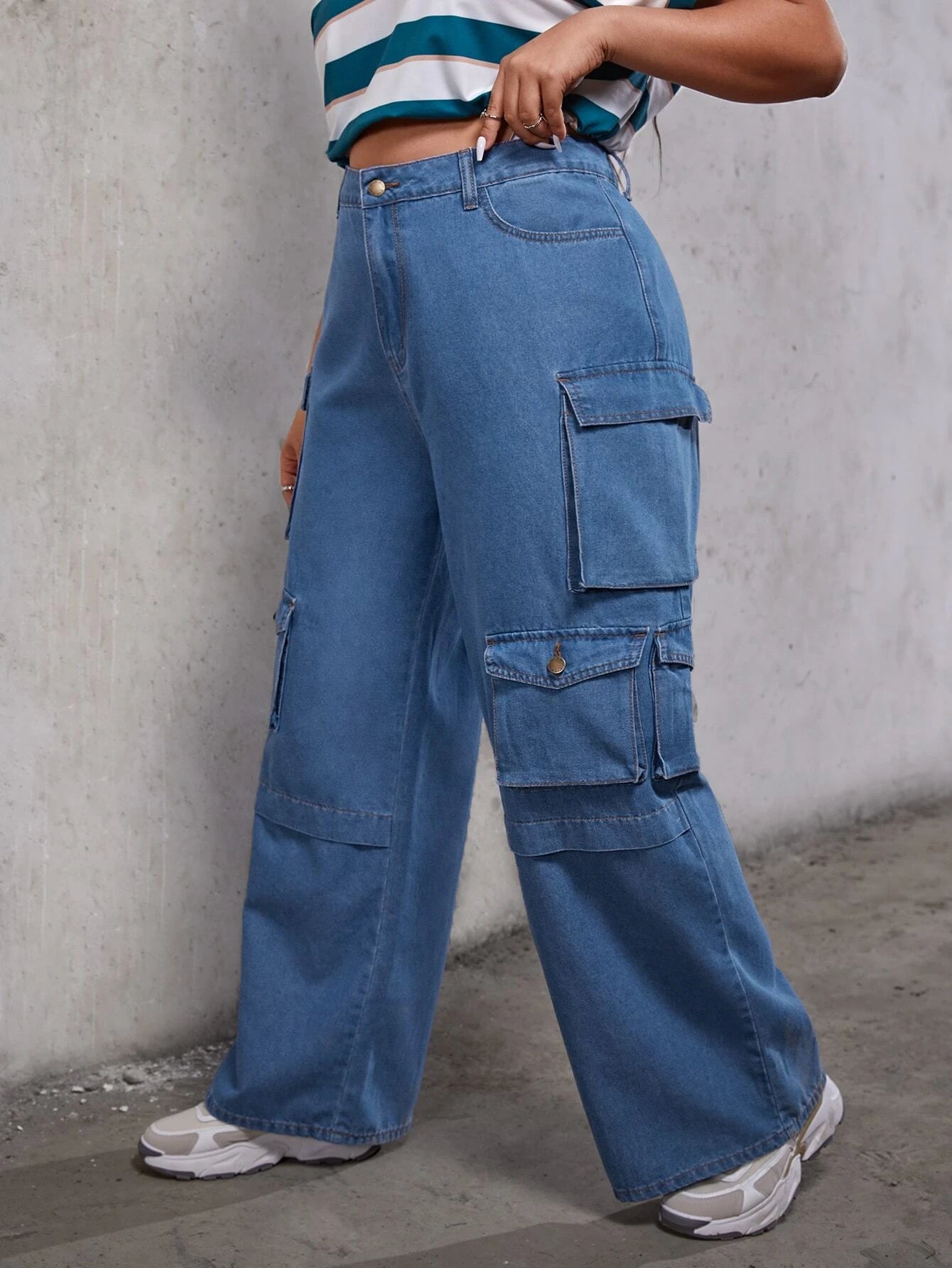 Flap Pocket Loose Cargo Jeans Style 1 – pocket detail close-up