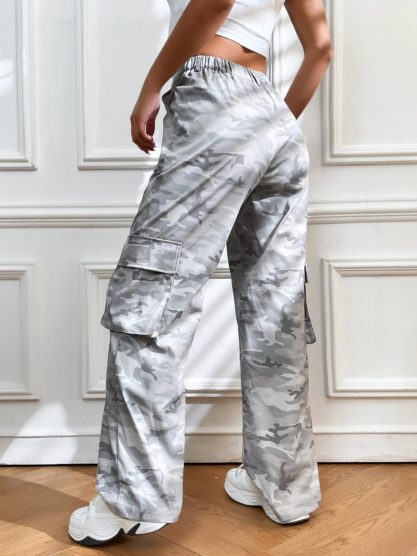 Allover Print Flap Pocket Cargo Pant – back view detail
