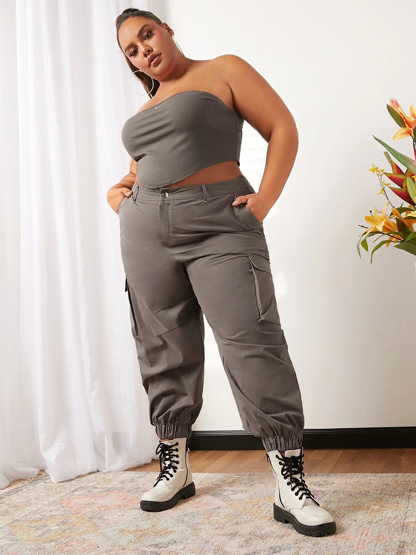 Plus Flap Pocket Side Cargo Pants – pocket detail close-up