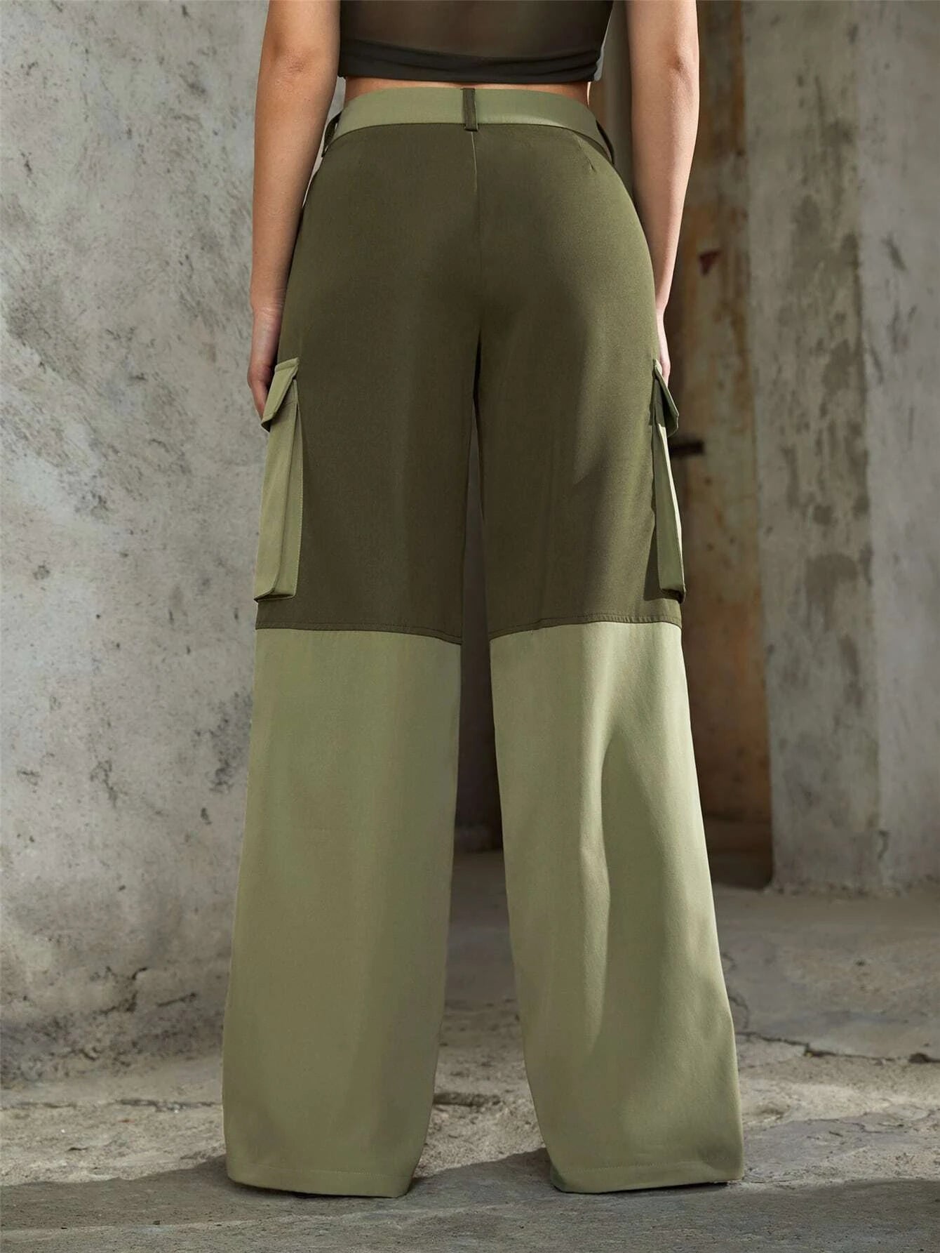 Flap Pocket Cargo Pants In Colorblock Design – pocket detail close-up