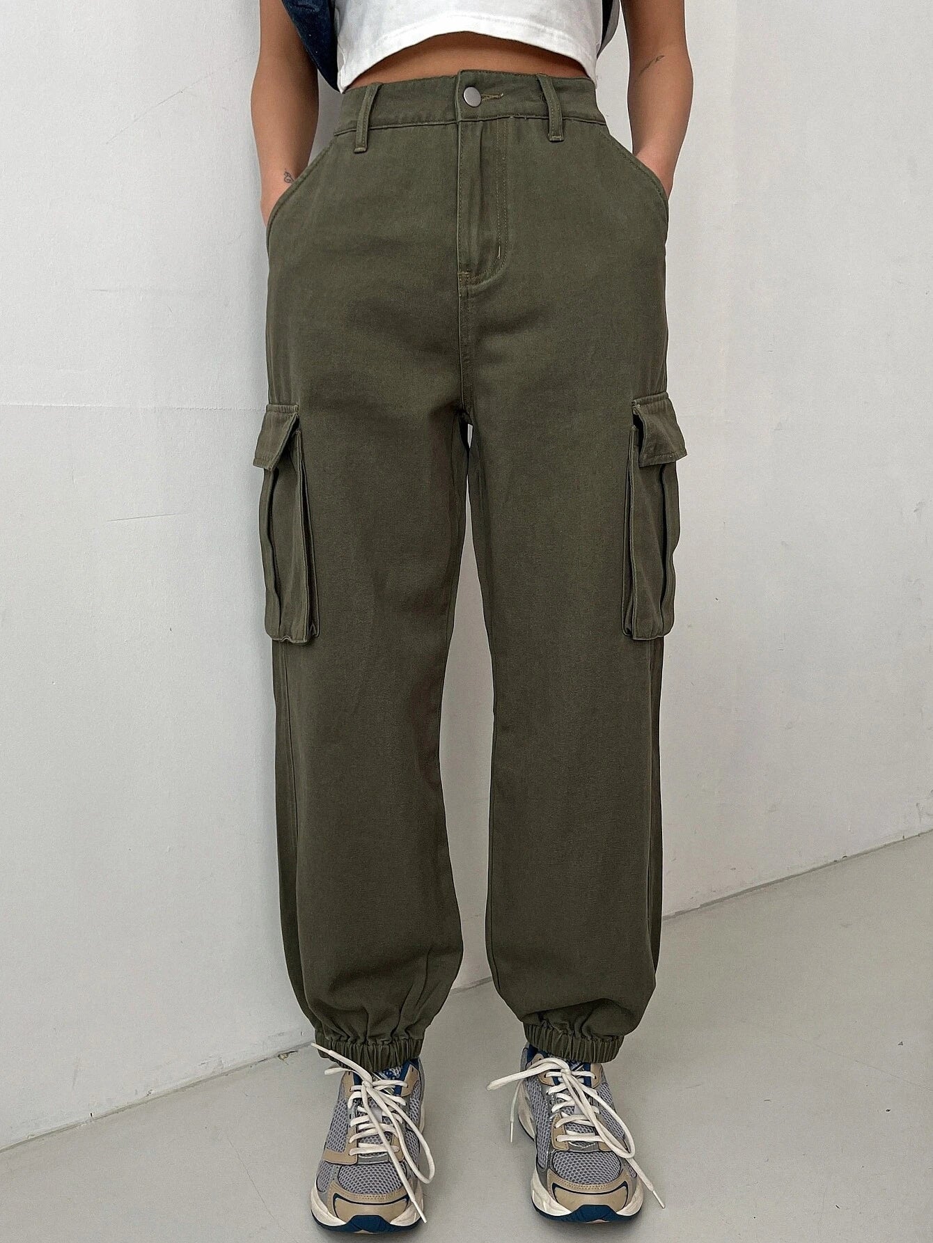 Pocket Side Cargo Pant – full length outfit view