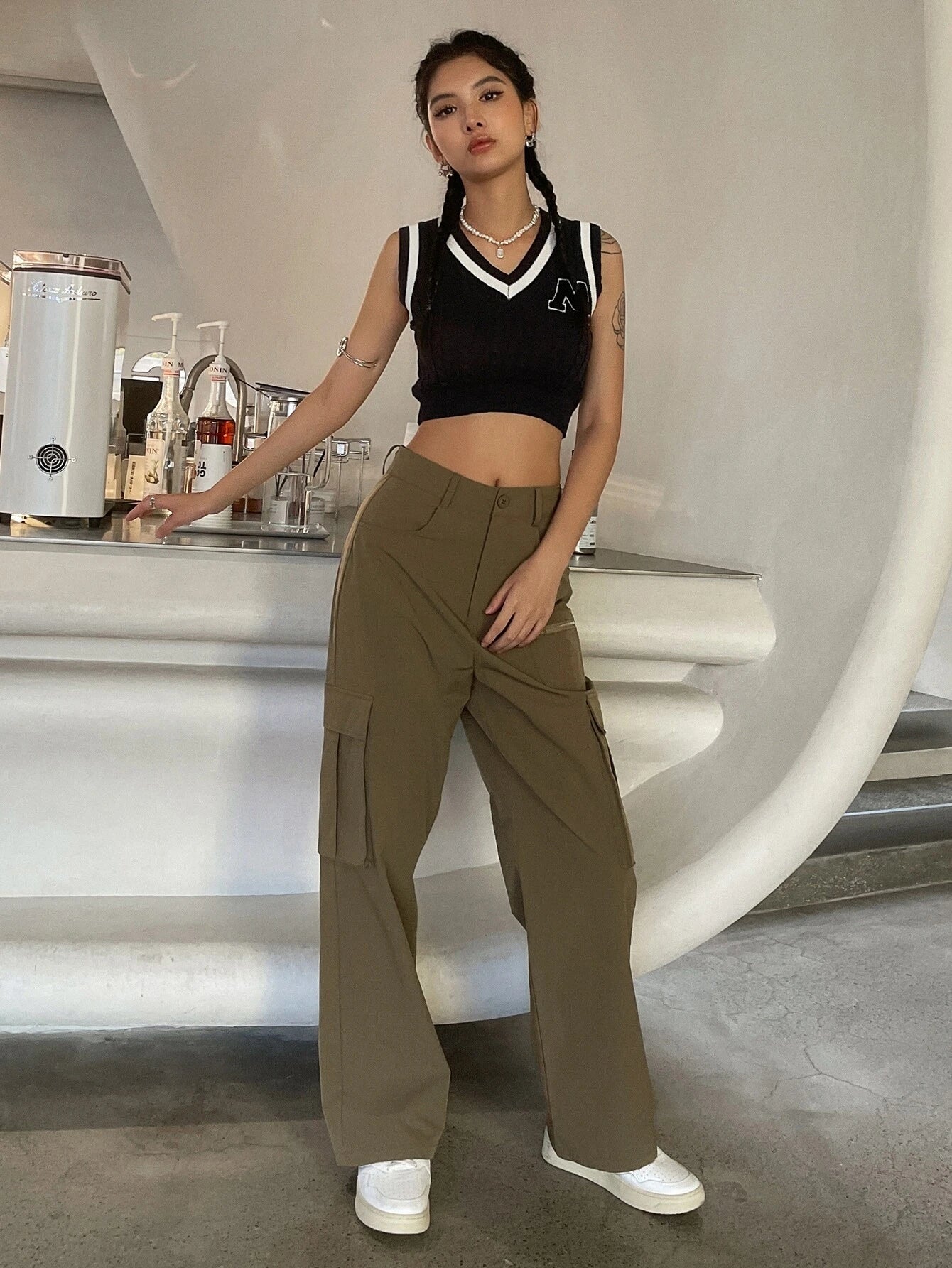 Plain Flap Side Pocket Cargo Pants – back view detail