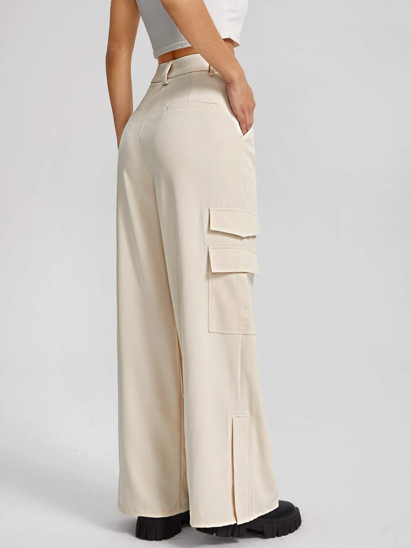 Loose Fit High Waist Cargo Pants – back view detail