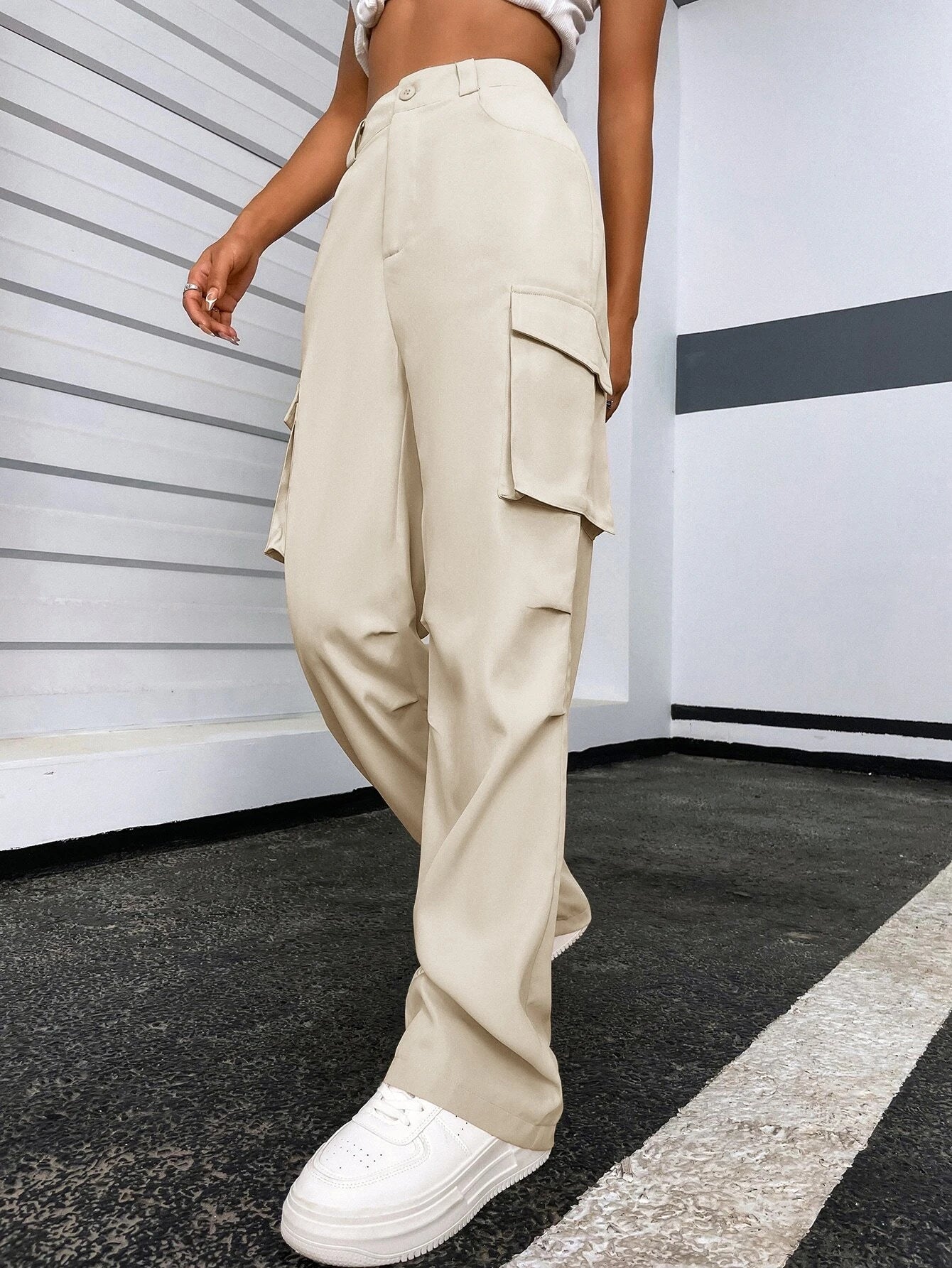 Regular Fit High Waist Cargo Pants – model wearing view