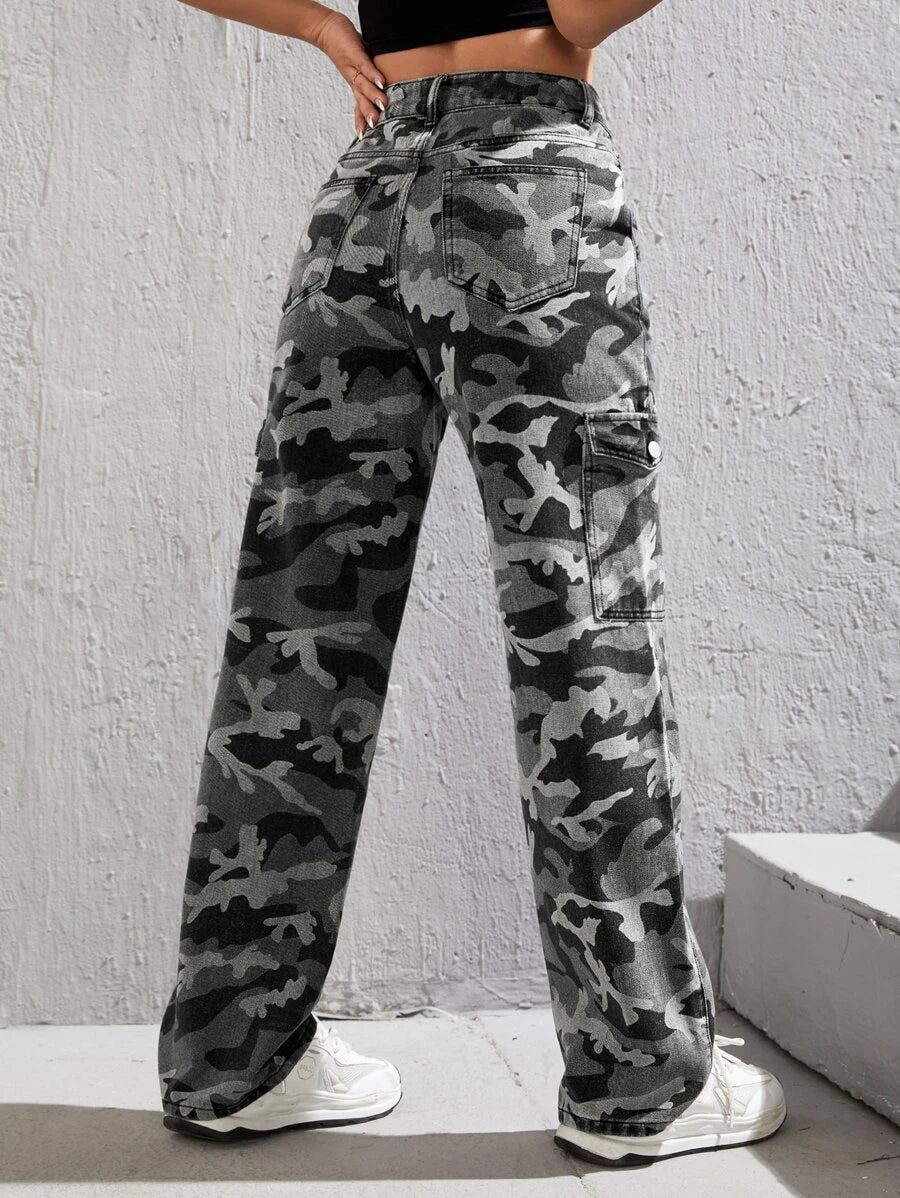 Camo Print Pocket Easy Wear Cargo Jeans – pocket detail close-up