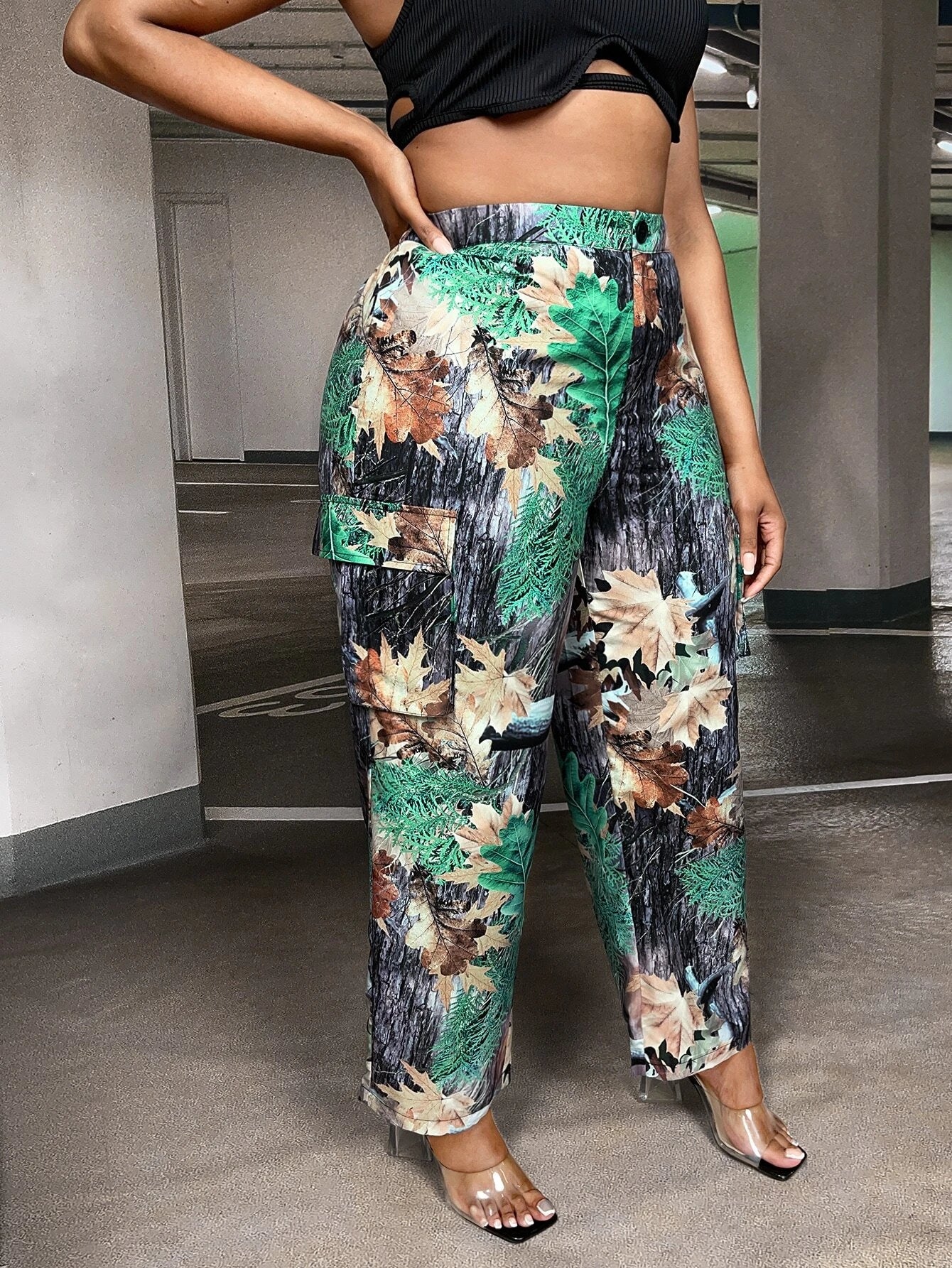 Allover Print Flap Pocket Side Cargo Pants – back view detail