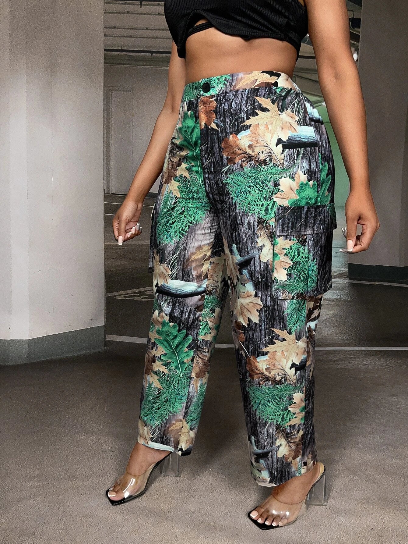 Allover Print Flap Pocket Side Cargo Pants – side profile view