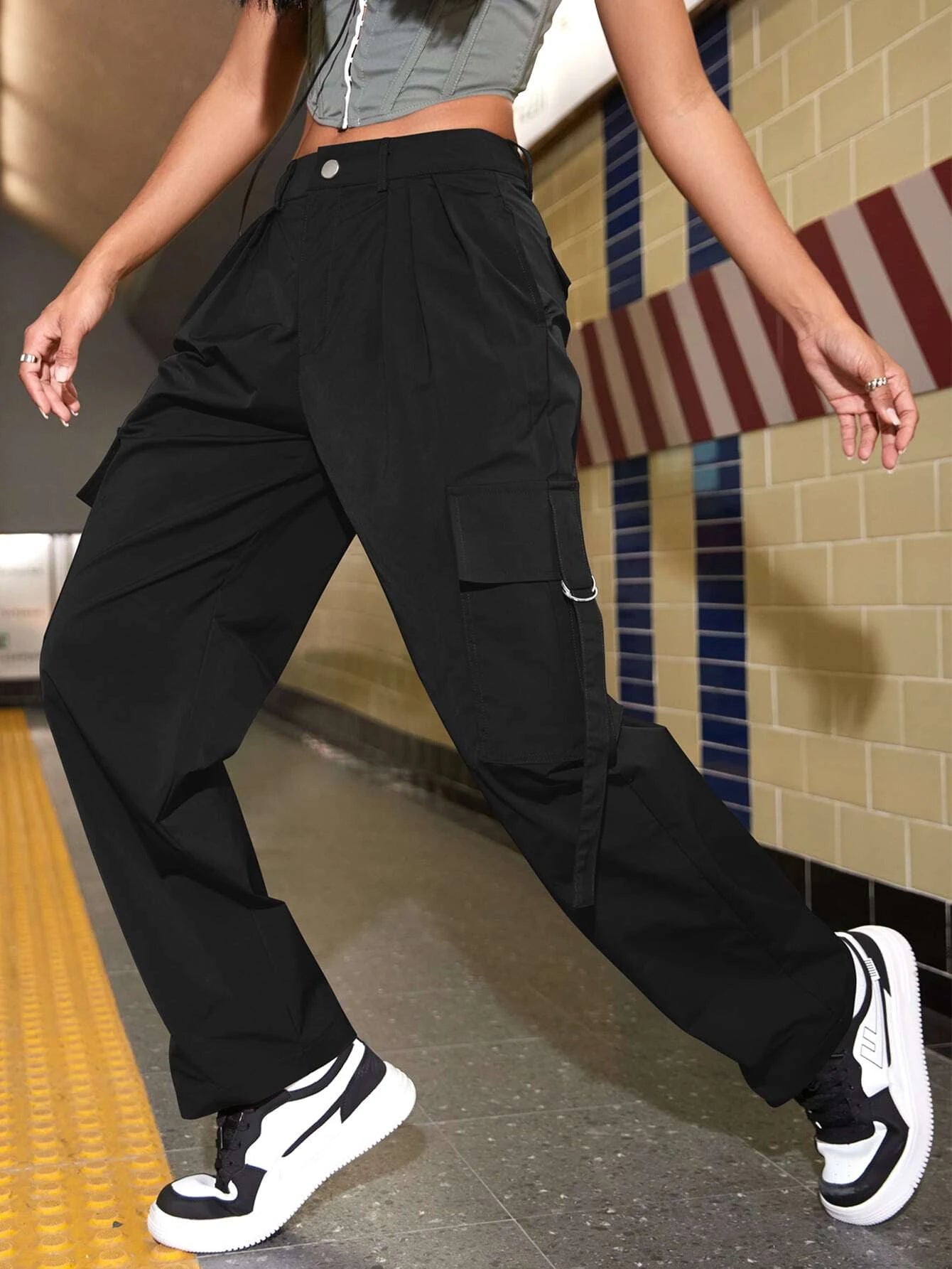 Flap Pocket Side Plicated Detail Cargo Pants – full length outfit view