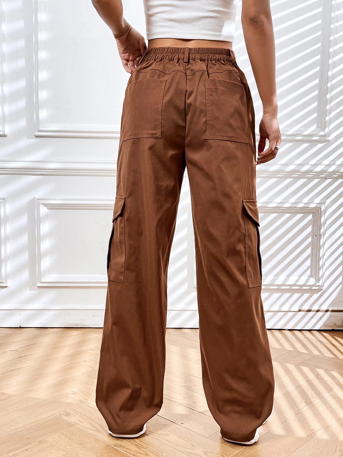 Side Cargo Pants With High Waist And Flap Pockets – pocket detail close-up