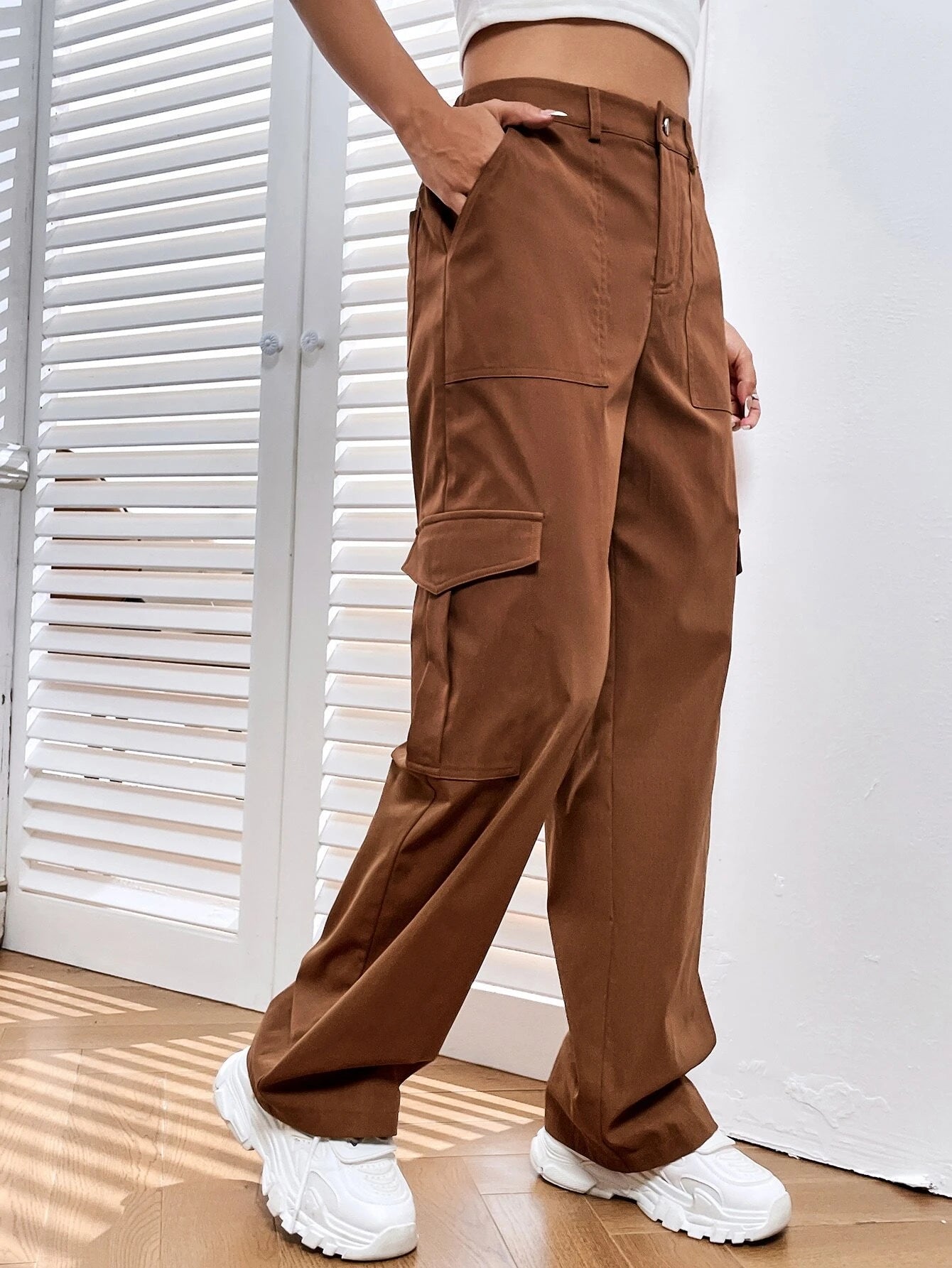 Side Cargo Pants With High Waist And Flap Pockets – back view detail