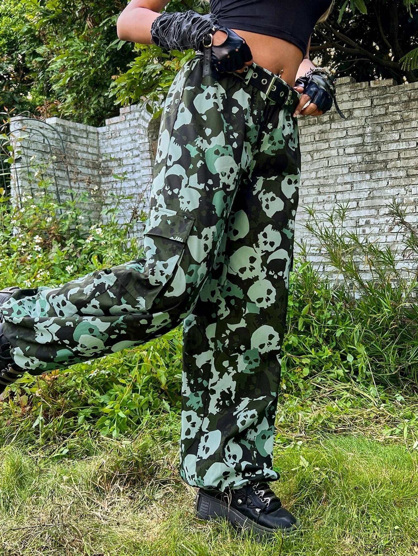 Printed Flap Pocket Side Cargo Pants – pocket detail close-up