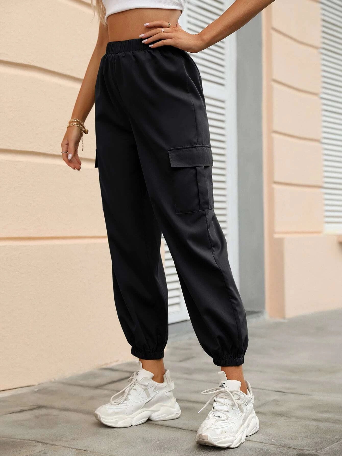 Cropped Flap Pocket Side Cargo Pants – back view detail