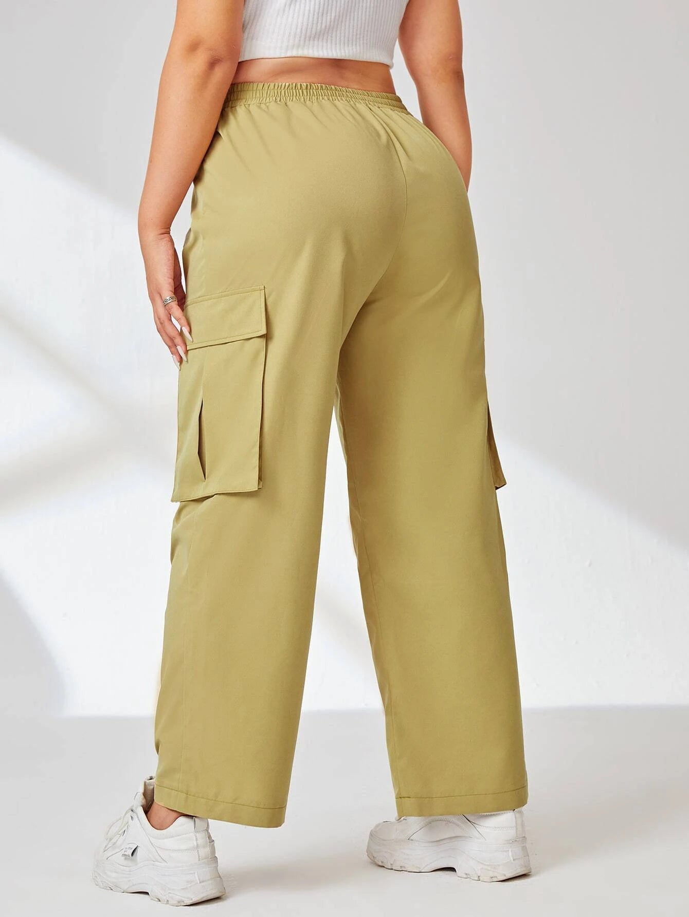 Flap Pocket Side Cargo Pants in Green – fit and style view