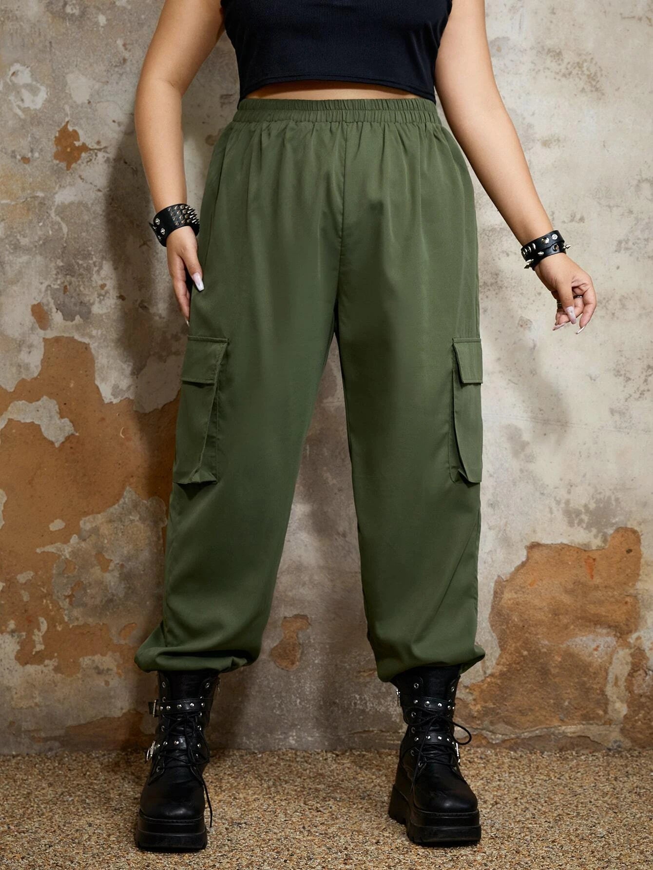 Flap Pocket Regular Fit Long Cargo Pants – side profile view