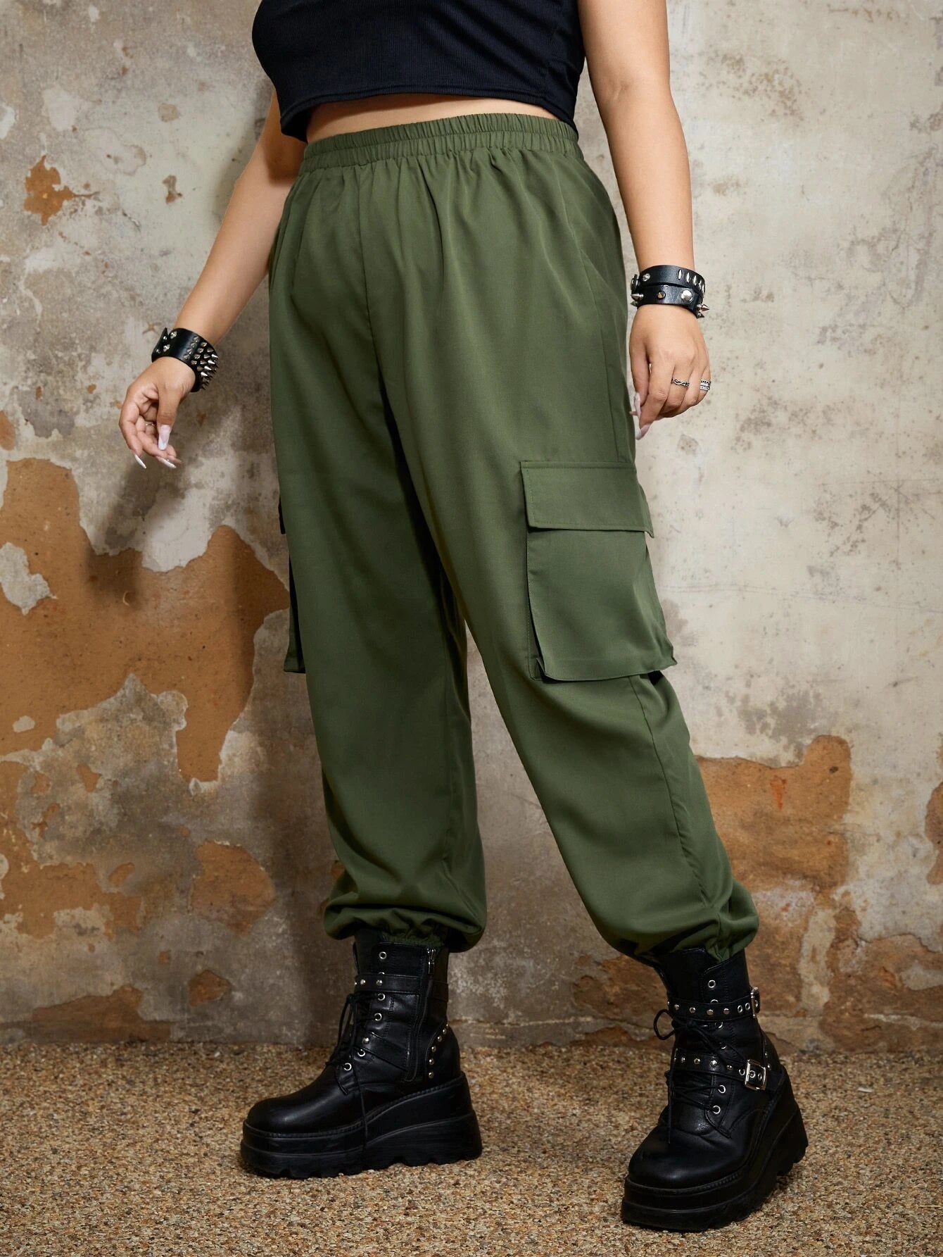 Flap Pocket Regular Fit Long Cargo Pants – waistband detail