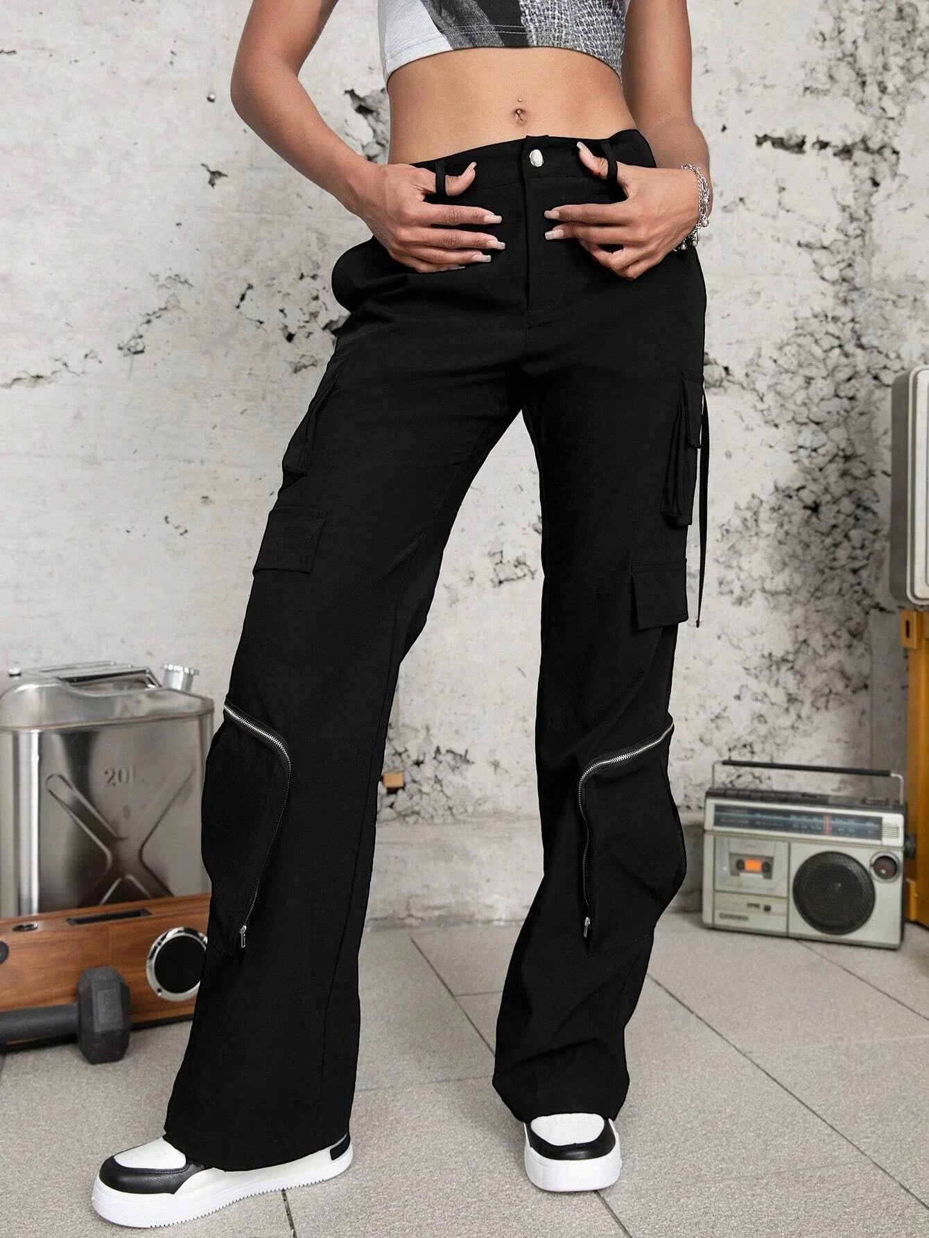 Flap Pocketed Solid Colored Cargo Pants – waistband detail