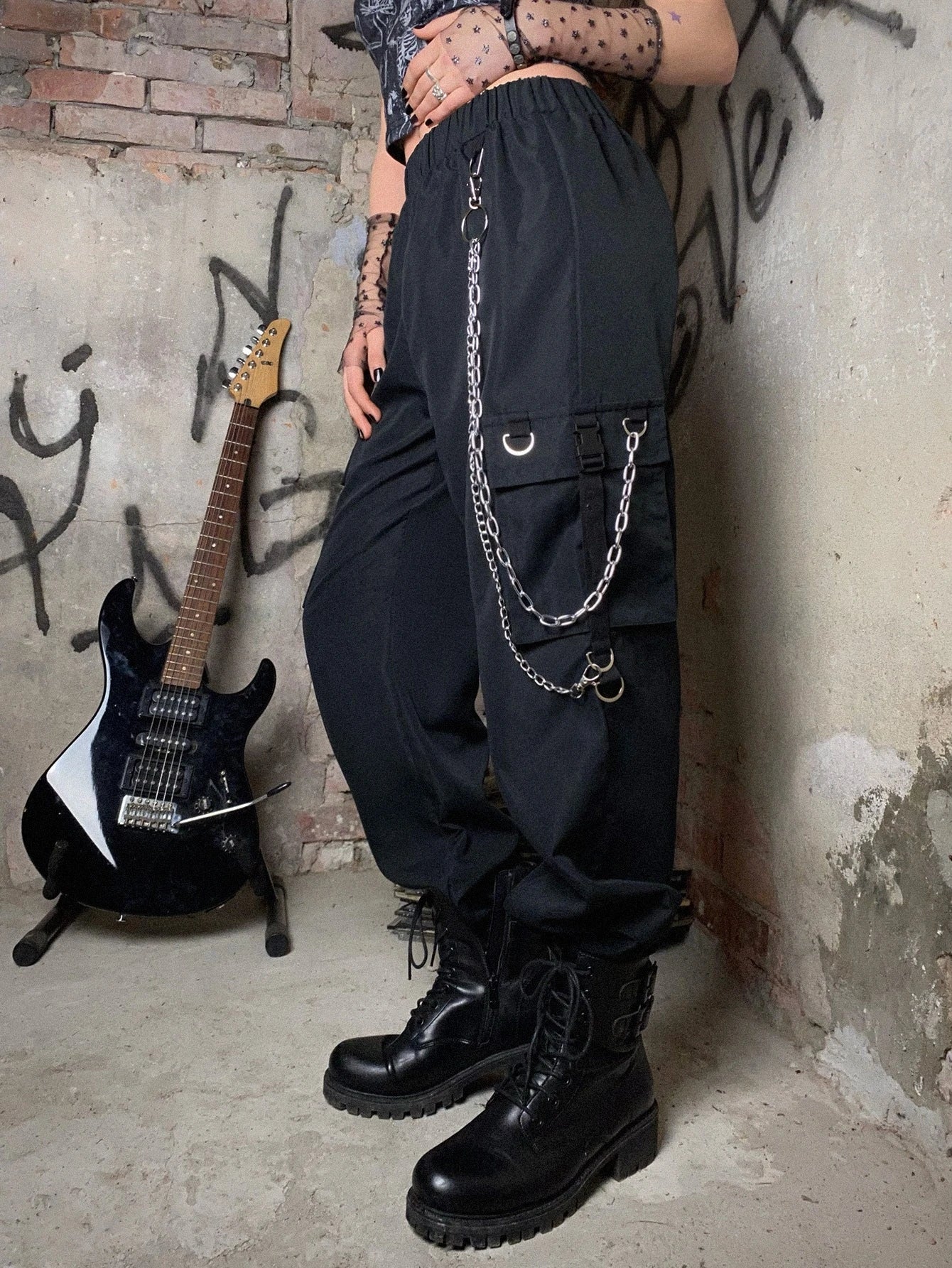 Plain Chain Cargo Pants – back view detail