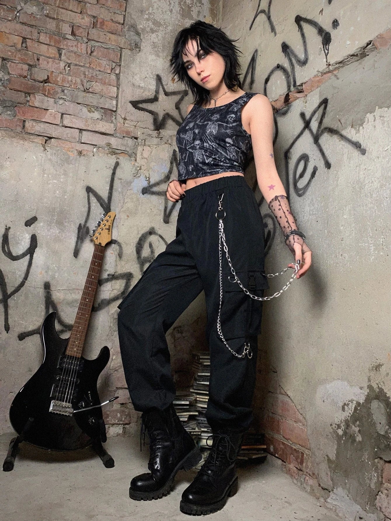 Plain Chain Cargo Pants – waistband detail