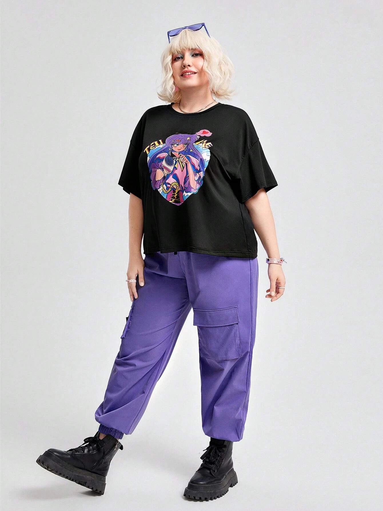 Letter And Graphic Drop Shoulder Tee And Cargo Pants – side profile view