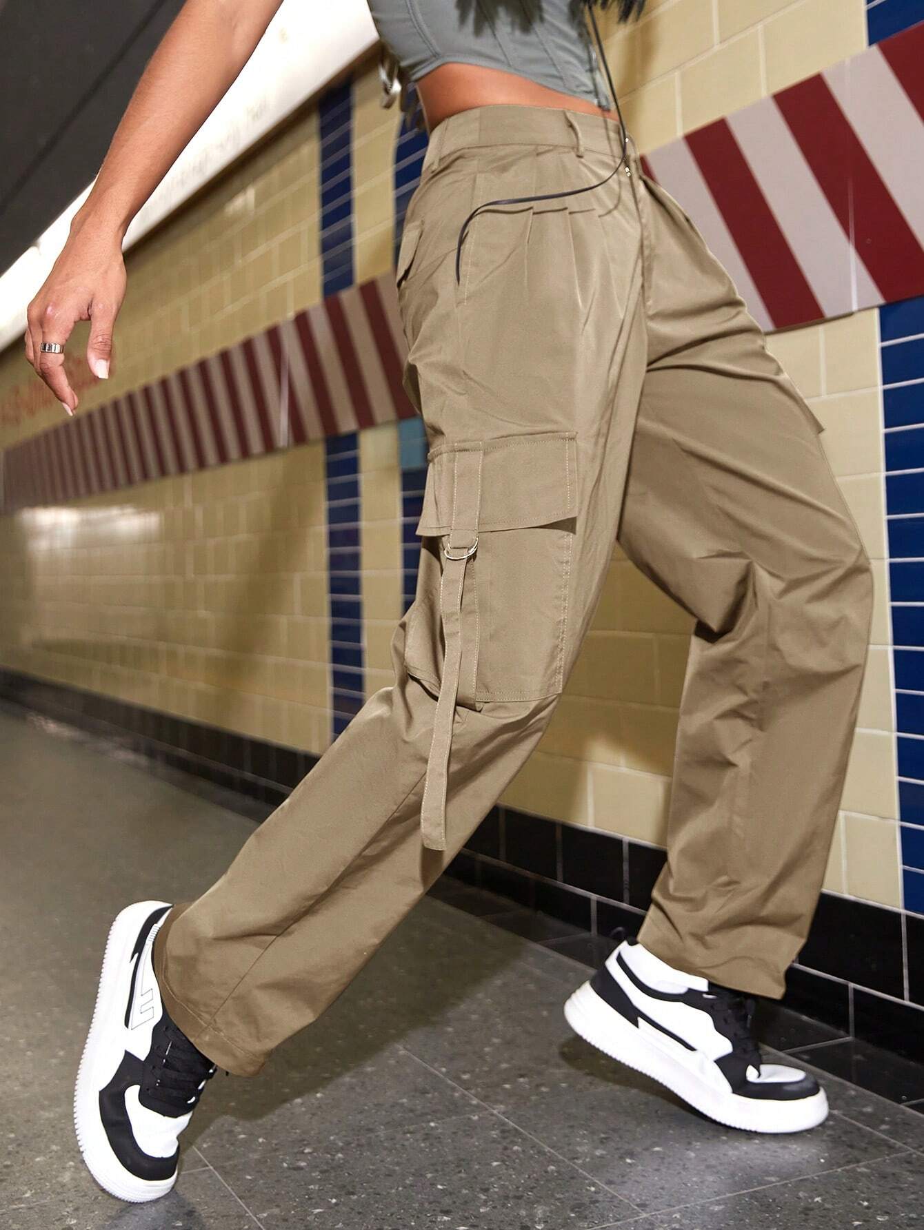 Flap Pocket Plicated Detail Cargo Pants – model wearing view