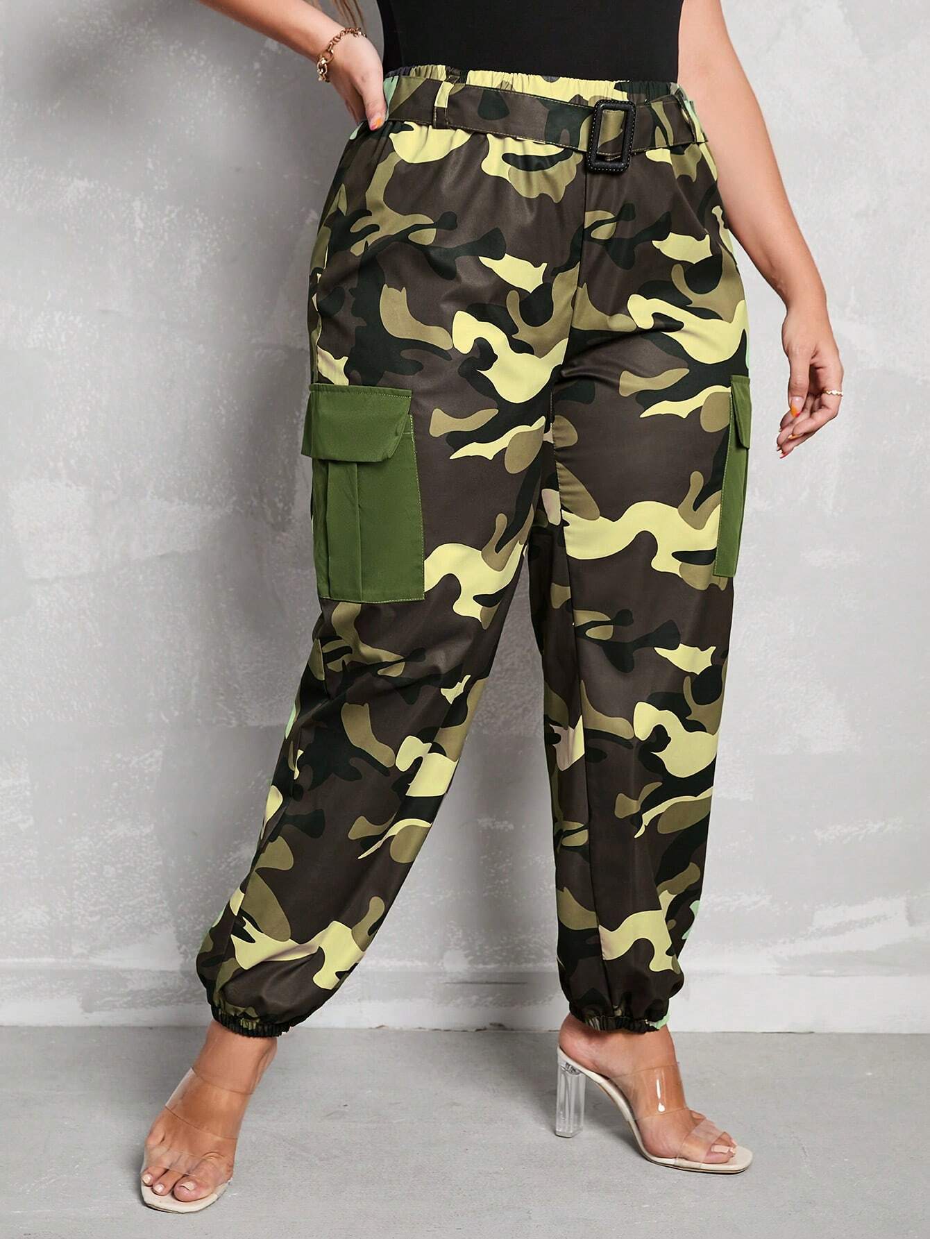 Camo Print Flap Pocket Cargo Pants – waistband detail