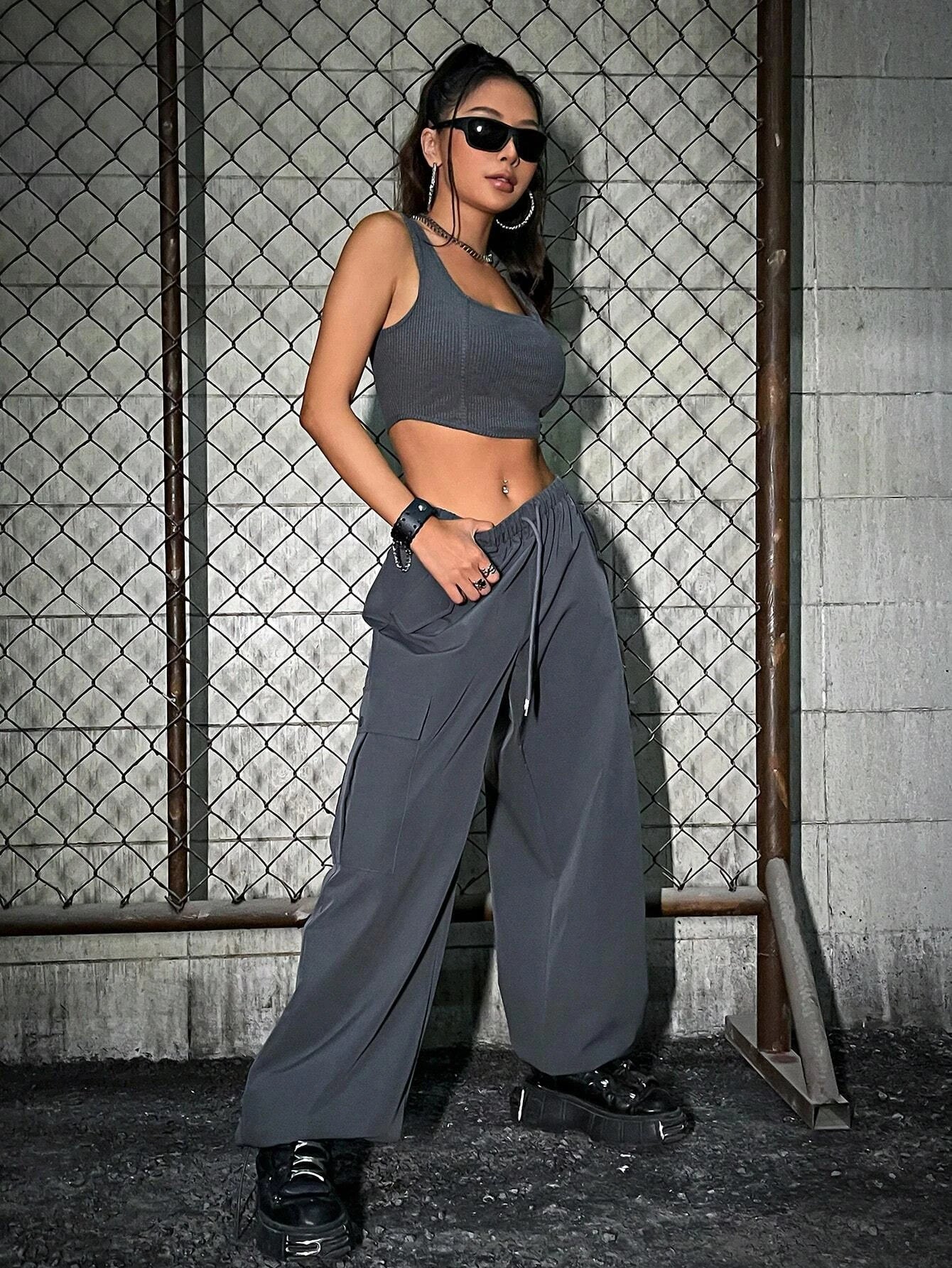 Tank Top And Flap Pocket Cargo Pants – waistband detail