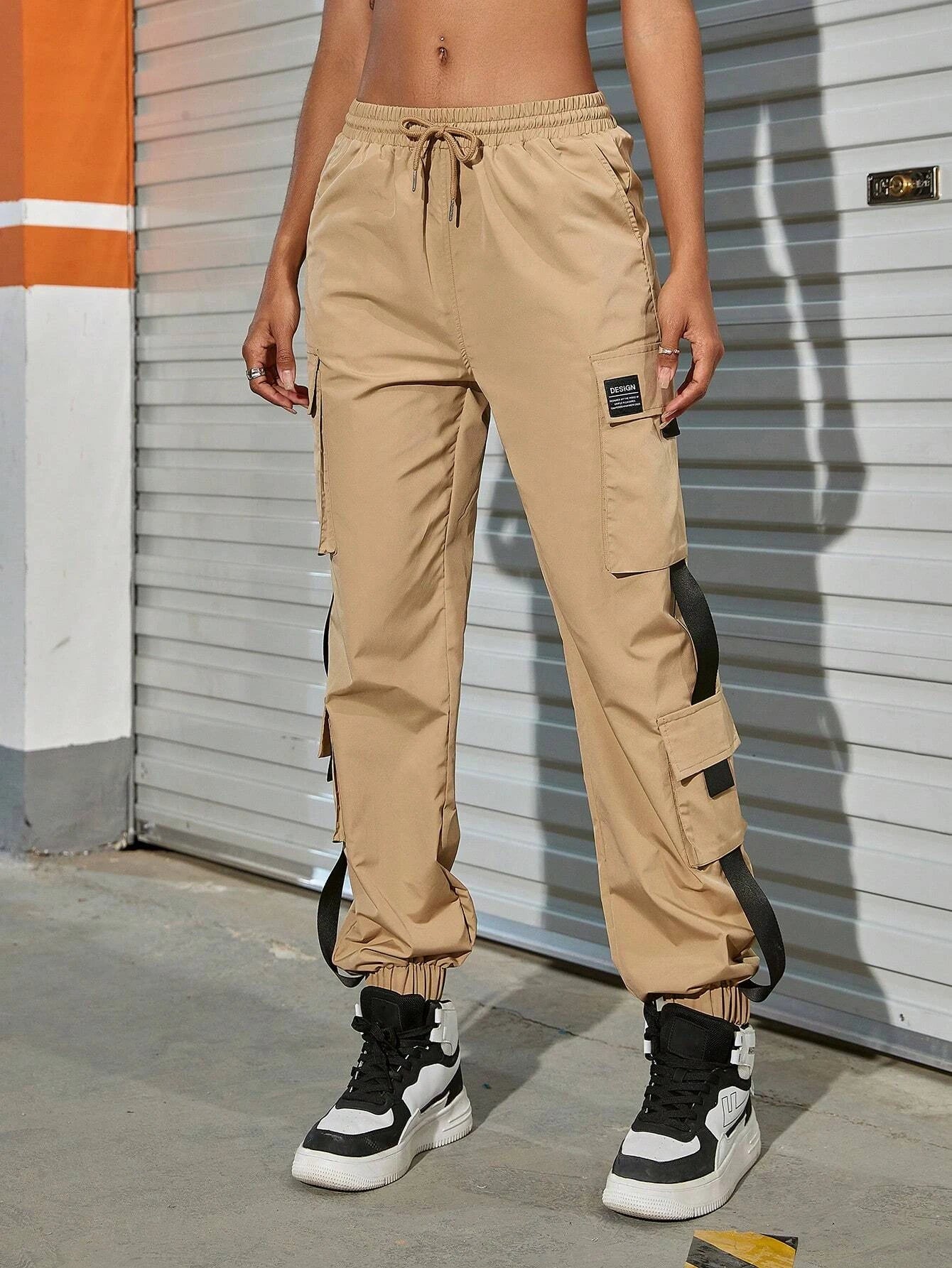 Letter Patched Detail Buckle Cargo Pants – waistband detail