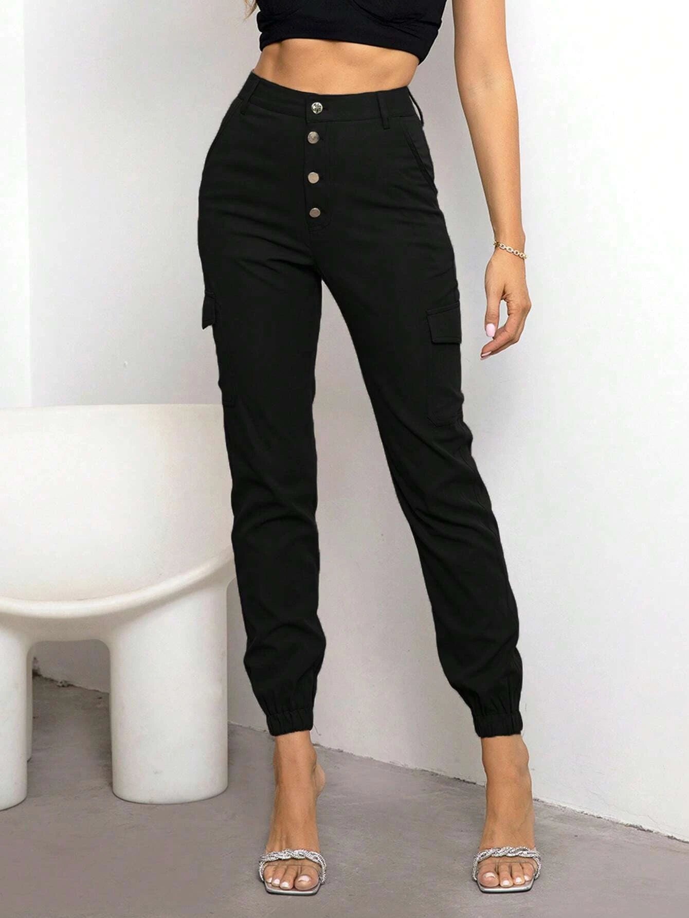 Buttoned Regular Fit Cargo Pants – waistband detail