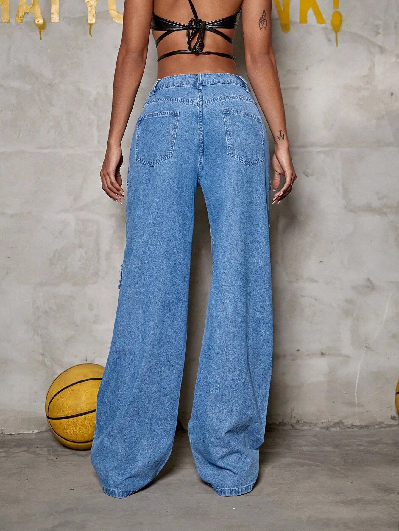 Flap Pocket Zipper Cargo Jean – back view detail