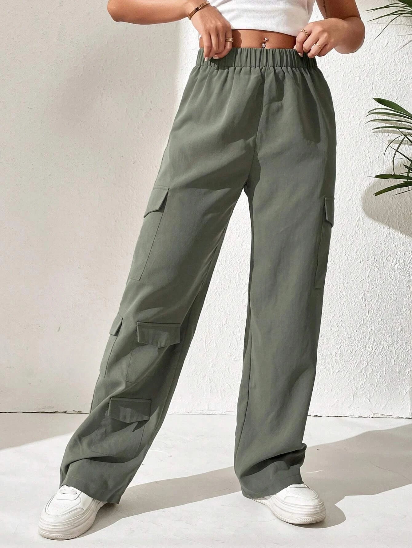 Solid Colored Cargo Pants With Flap Pocket – waistband detail