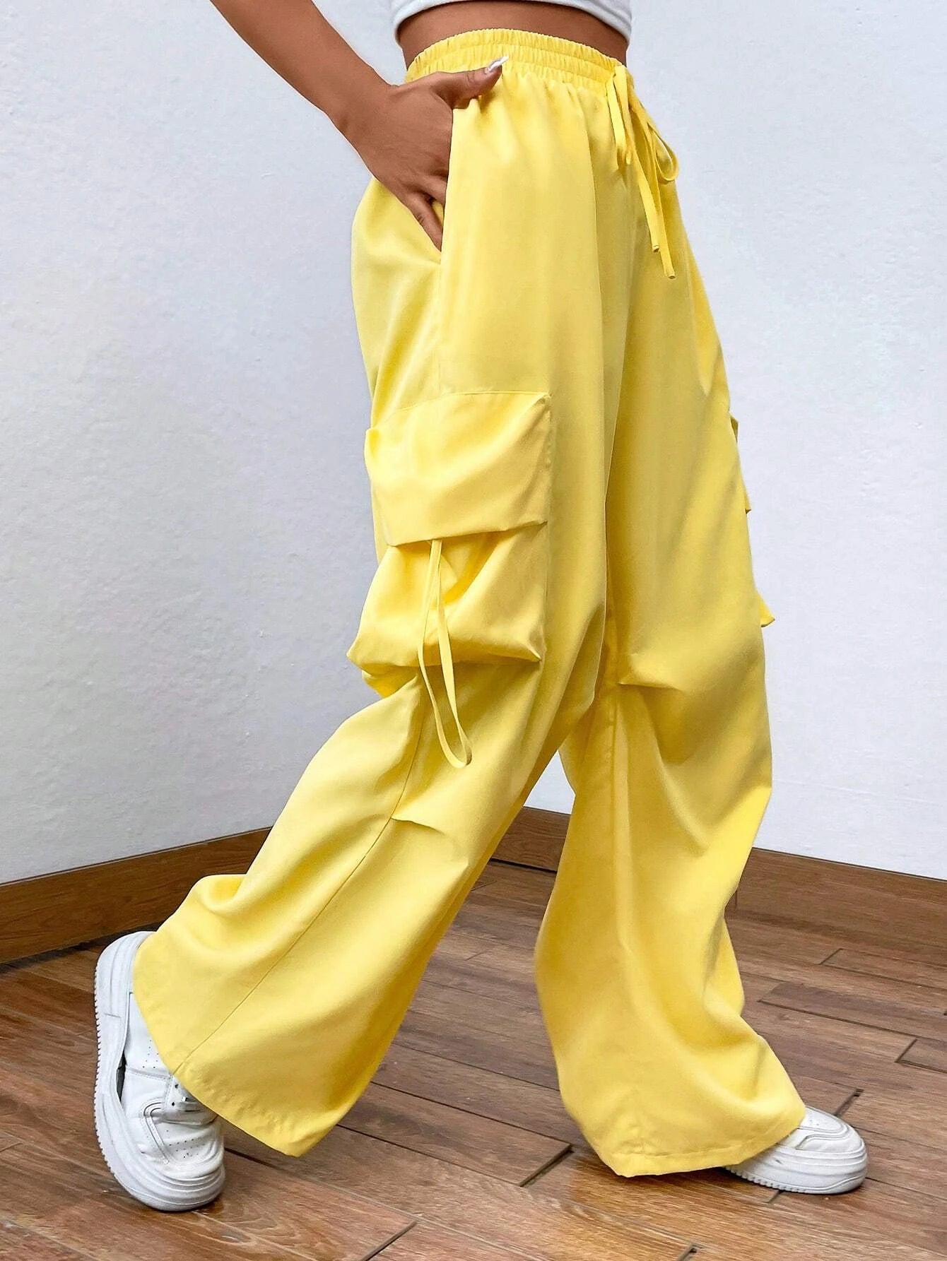 Flap Pocket Side Drawstring Waist Cargo Pants – waistband detail