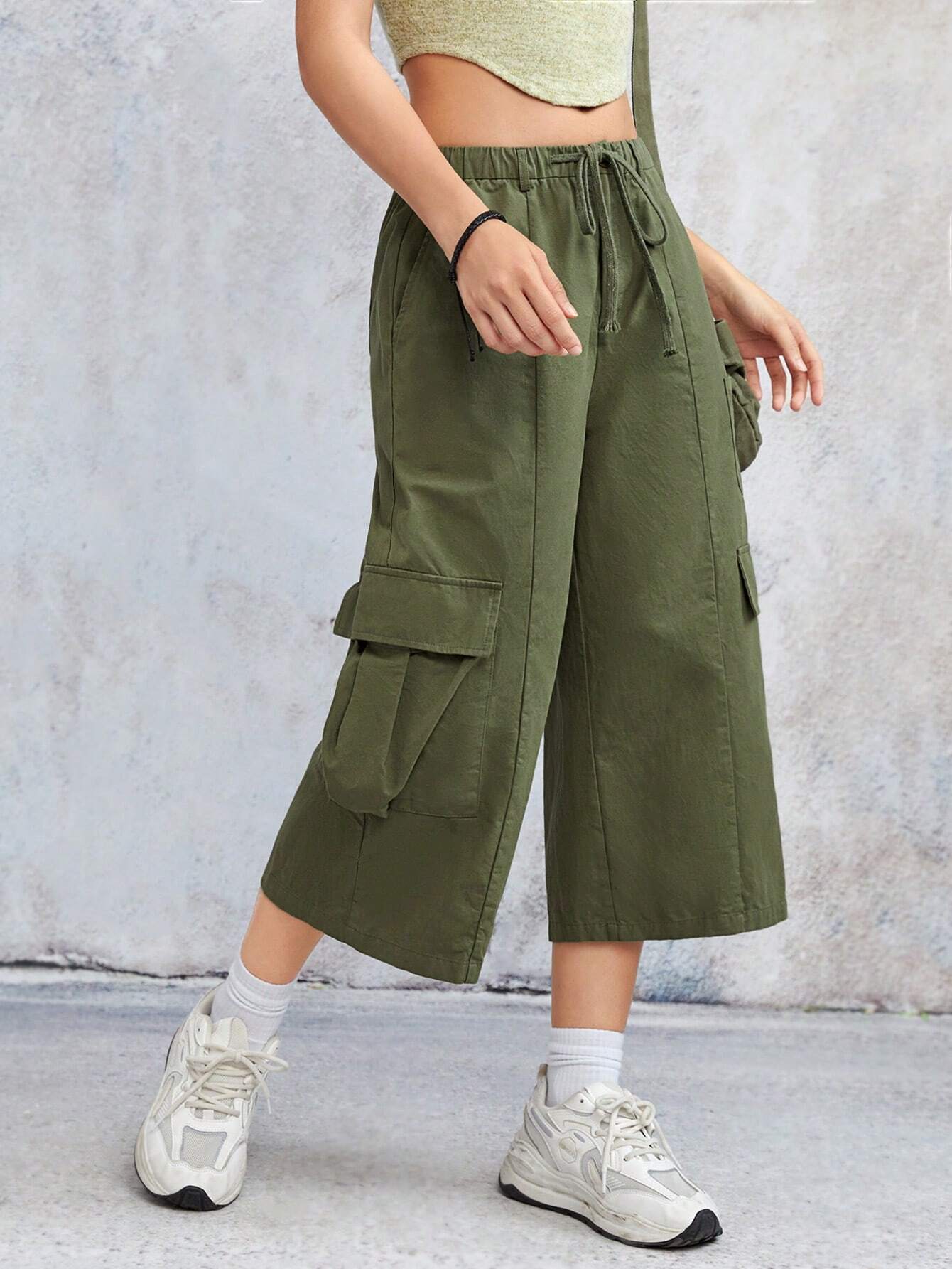 Flap Pocket Side Drawstring Waist Capri Pants – back view detail