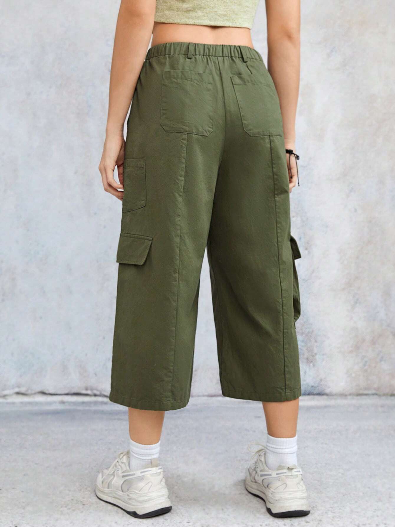 Flap Pocket Side Drawstring Waist Capri Pants – waistband detail