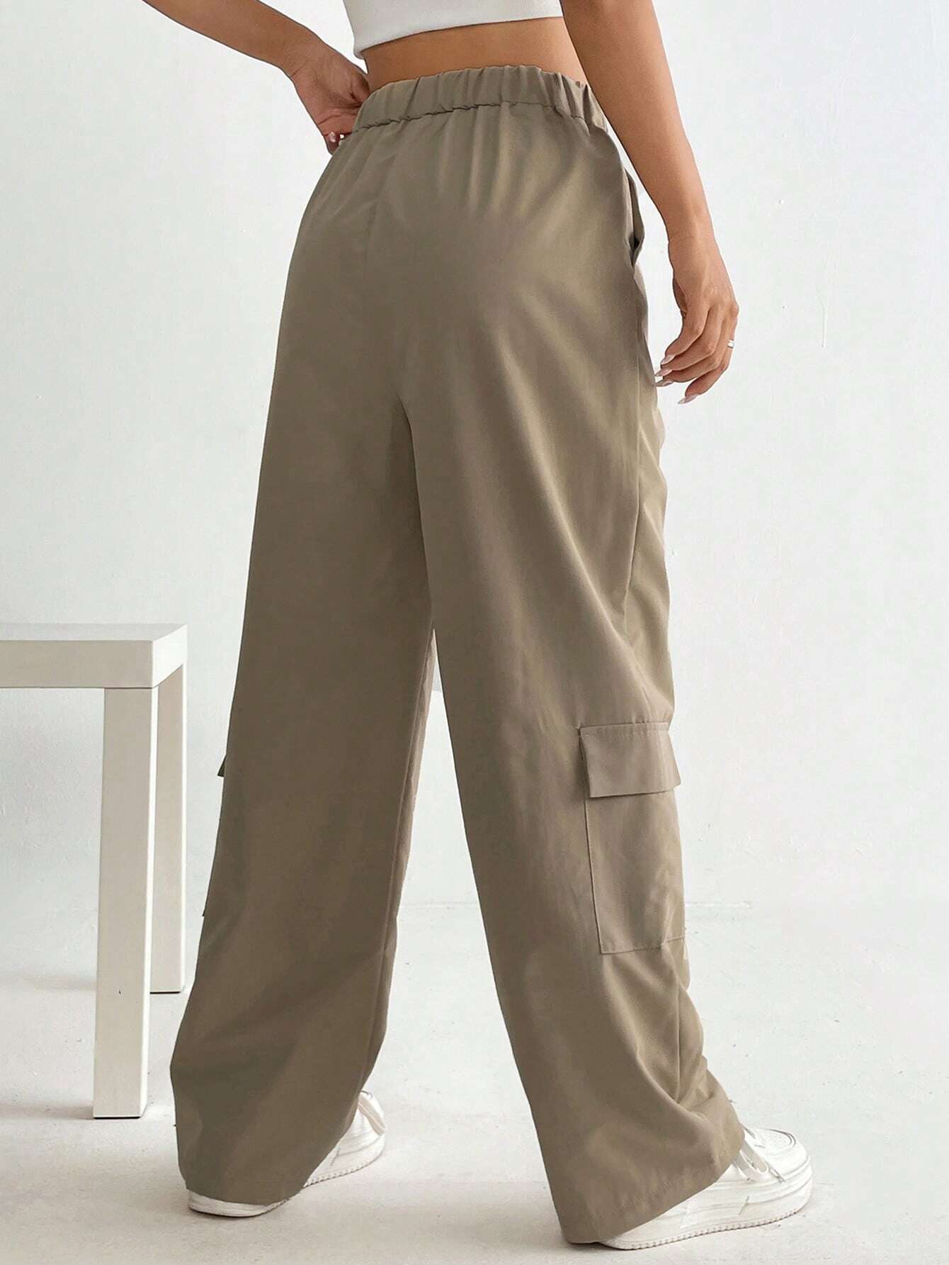 Long Flap Pocket Beige Cargo Pants – waistband detail