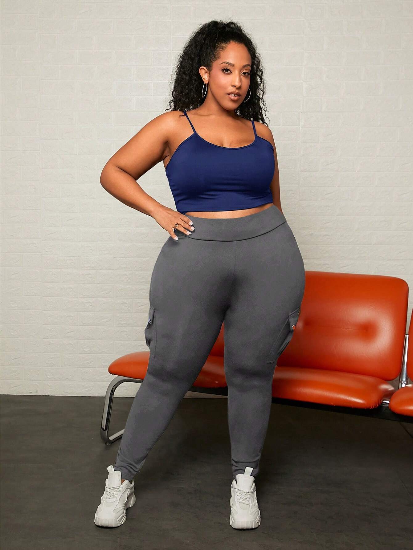 Form Fitting High Waist Cargo Pants – waistband detail
