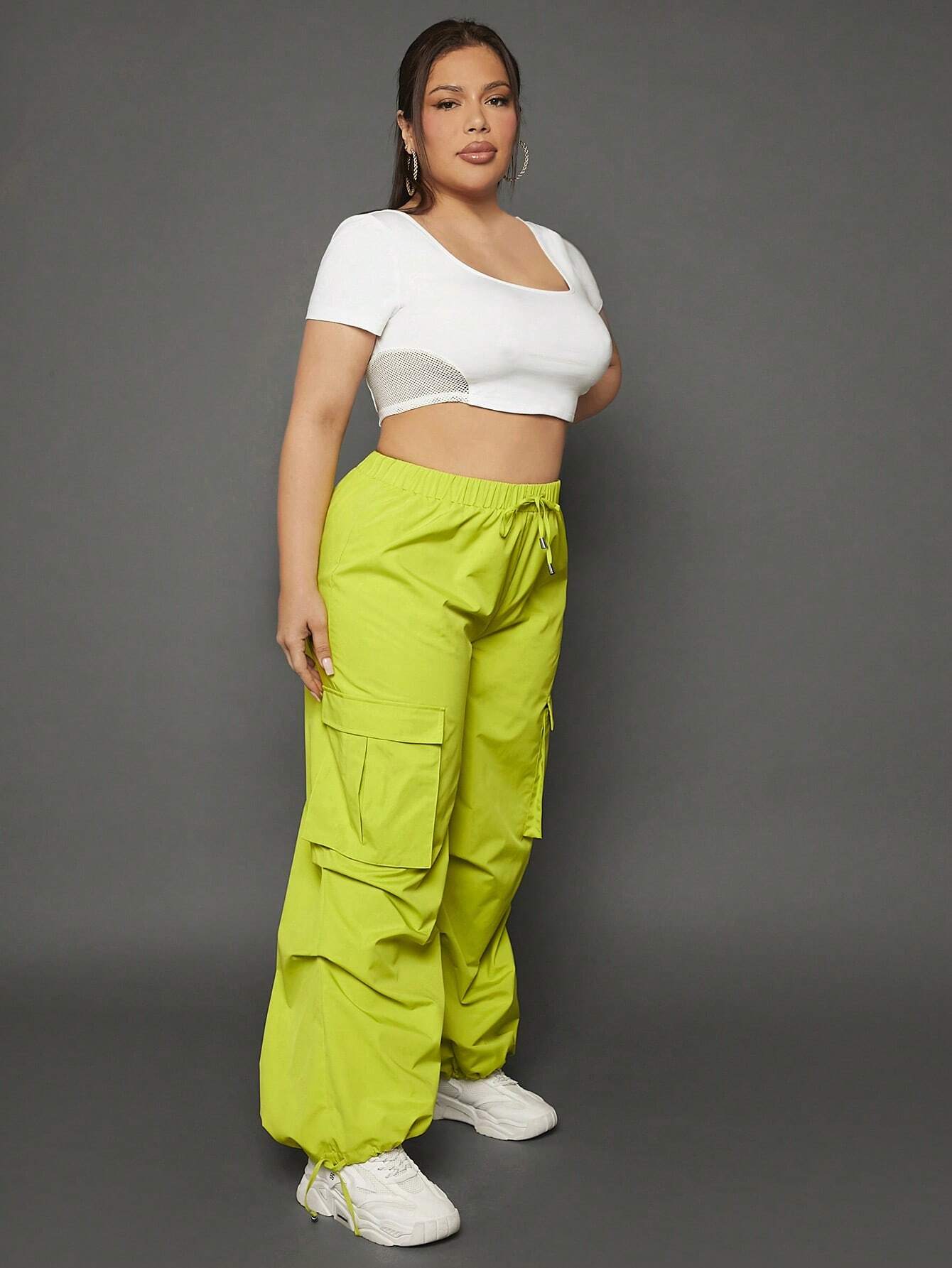 Crop Tee And Drawstring Waist Cargo Pants – pocket detail close-up